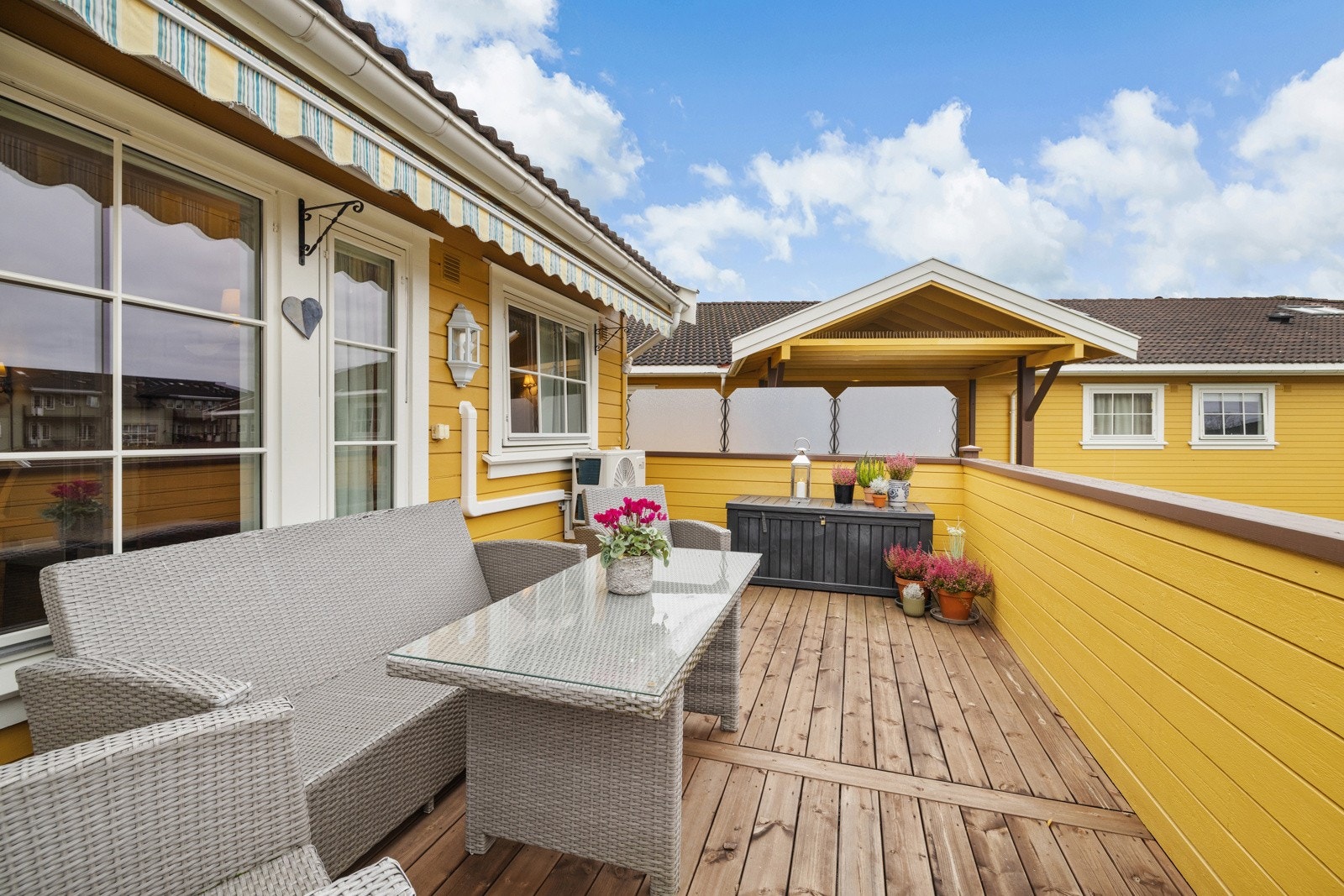 Stor og vestvendt balkong på ca. 19 kvm med god plass til møblement. Galleribilde