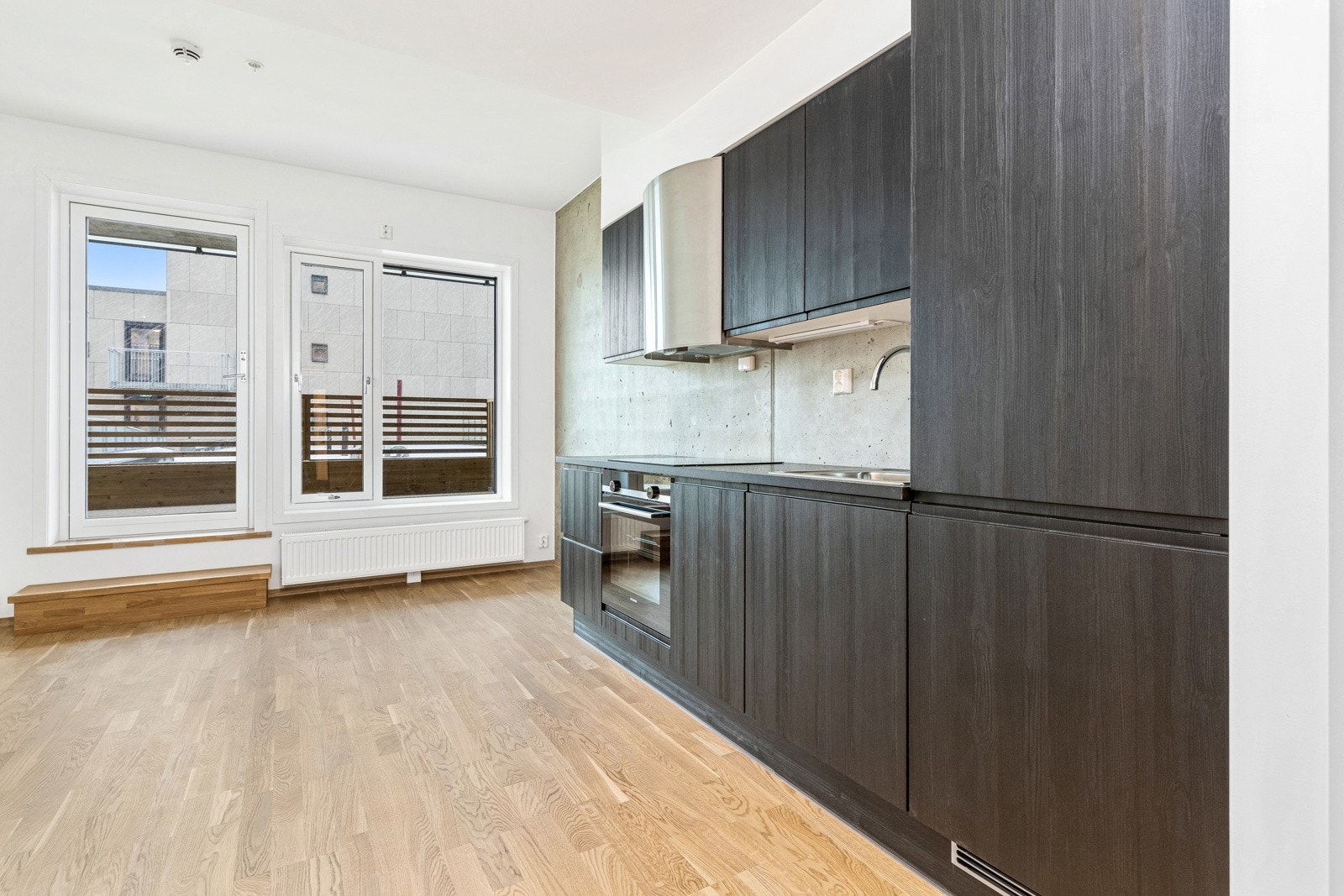 Leiligheten har et lekkert og moderne kjøkken med integrerte hvitevarer som komfyr, induksjonstopp, oppvaskmaskin, kombiskap og avtrekk over stekesone. Galleribilde