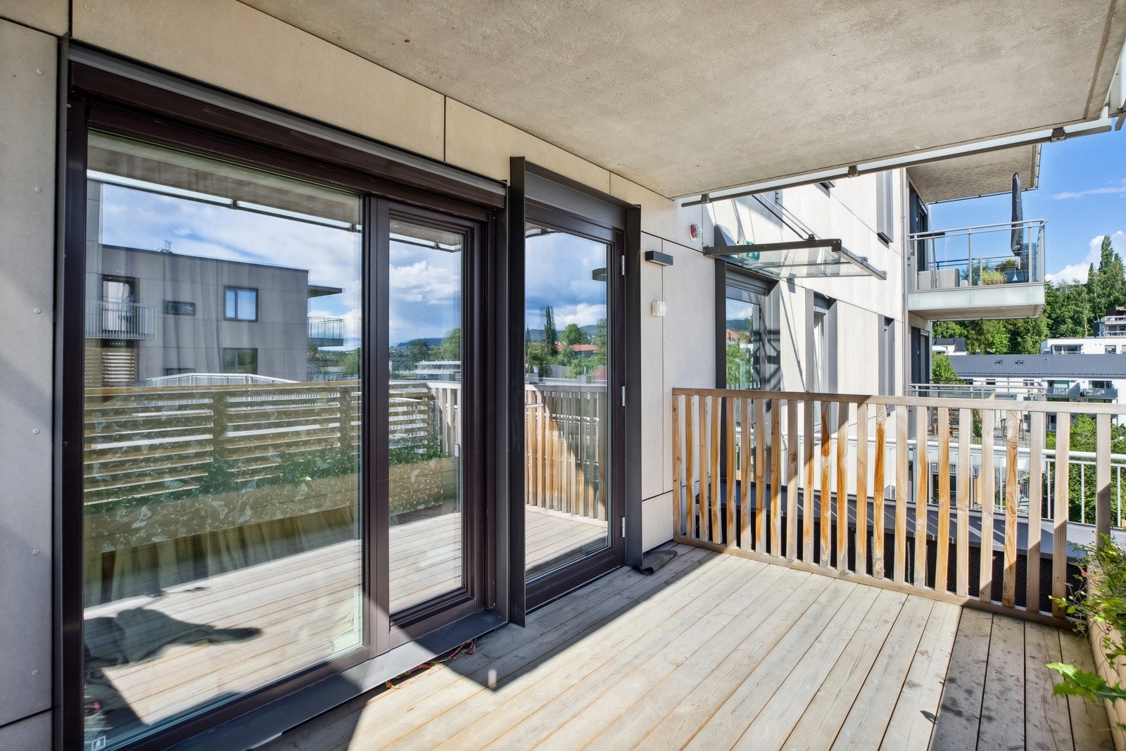 Fra stuen er det utgang til en flott og solrik terrasse. Galleribilde