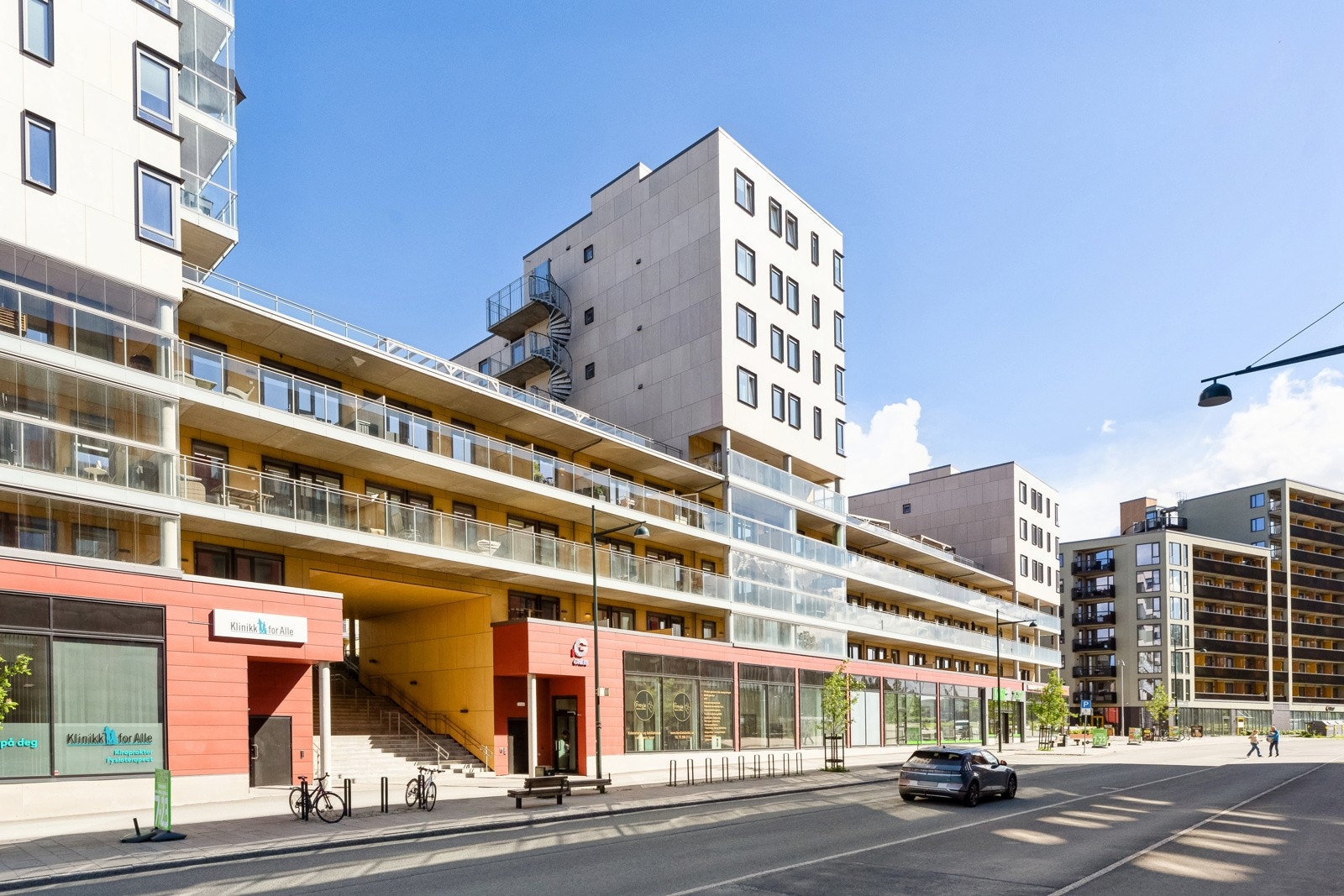 Leiligheten har en sentral beliggenhet med nærhet til dagligvare, kompis, gode kollektivforbindelser og mange andre servicetilbud. Galleribilde