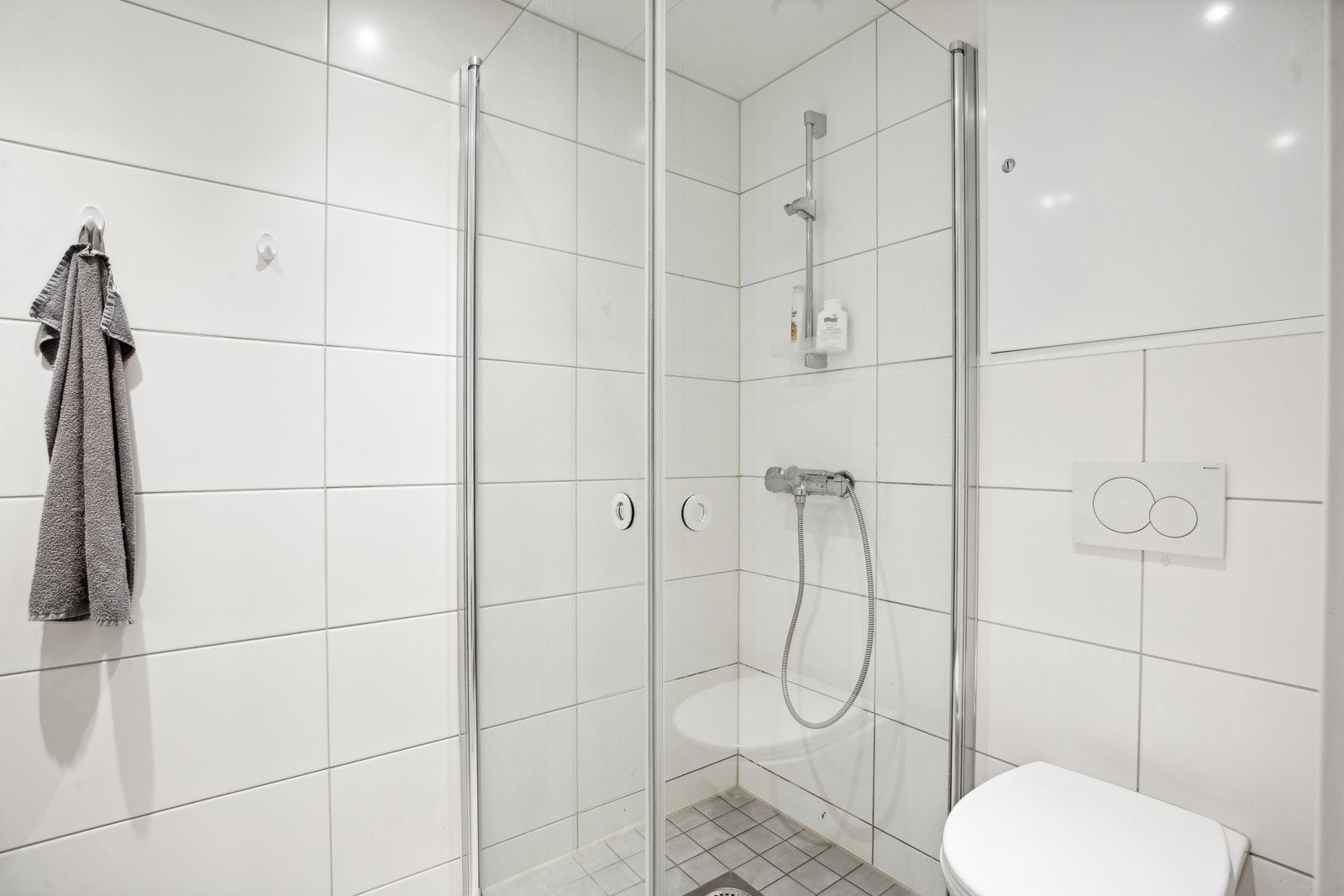 Leiligheten har et pent og flislagt bad med gulvvarme. Galleribilde