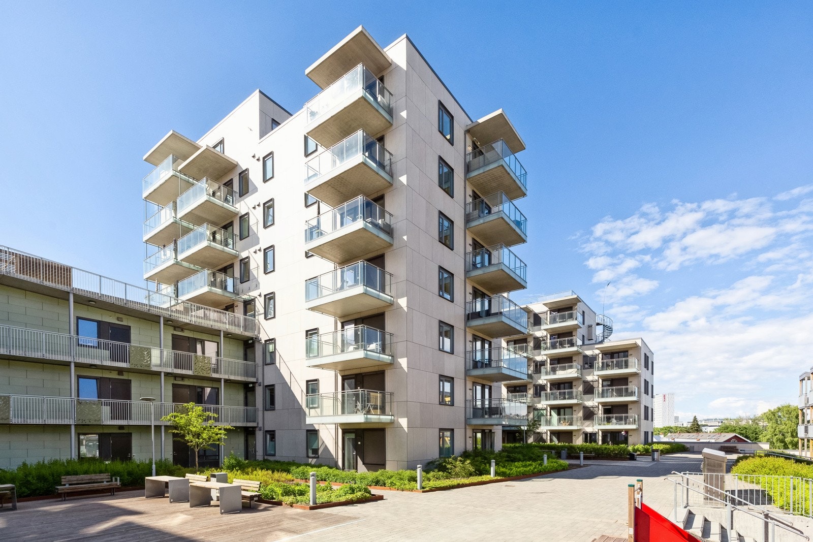 Moderne selveier med egen terrasse. Kort vei til NTNU. Lave felleskostnader med oppvarming inkludert. Byggeår 2019. Galleribilde