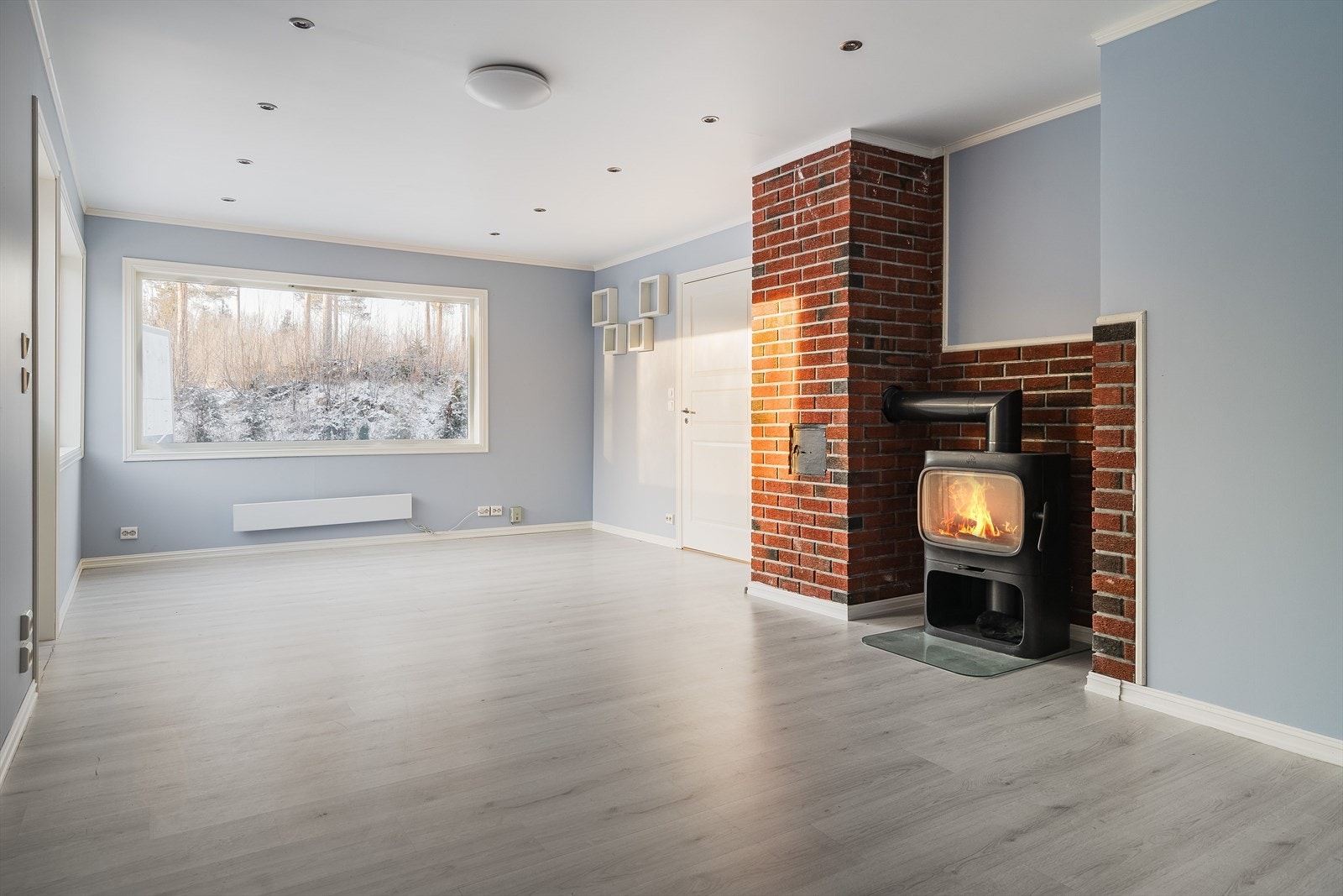 Boligen er fint oppusset med nytt gulv, vegger og himling. Galleribilde