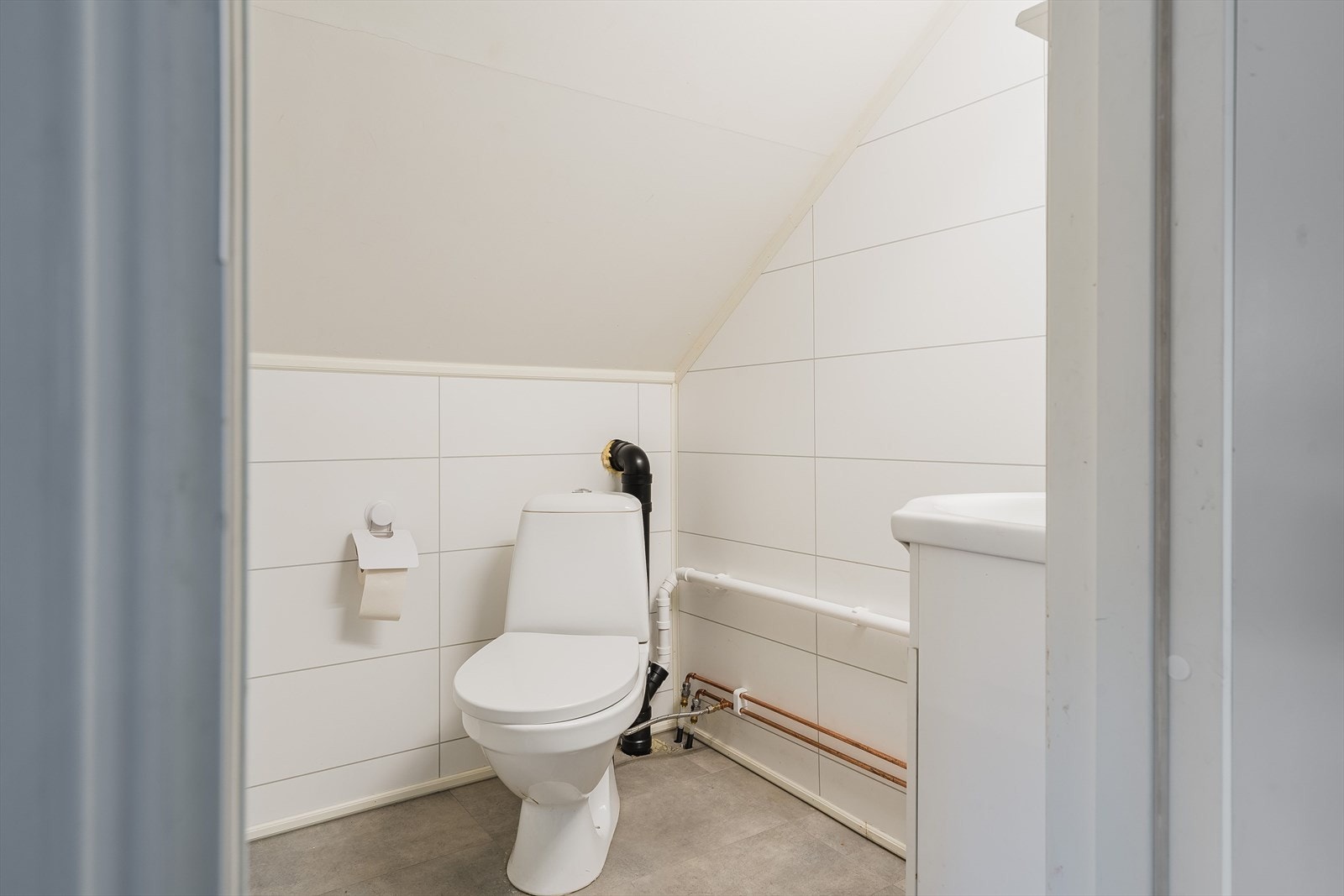 Toalettrom i boligens andre etasje. (Det gjøres oppmerksom på at rommet ikke er godkjent til varig opphold, og er i byggetegningene definert som kott) Galleribilde