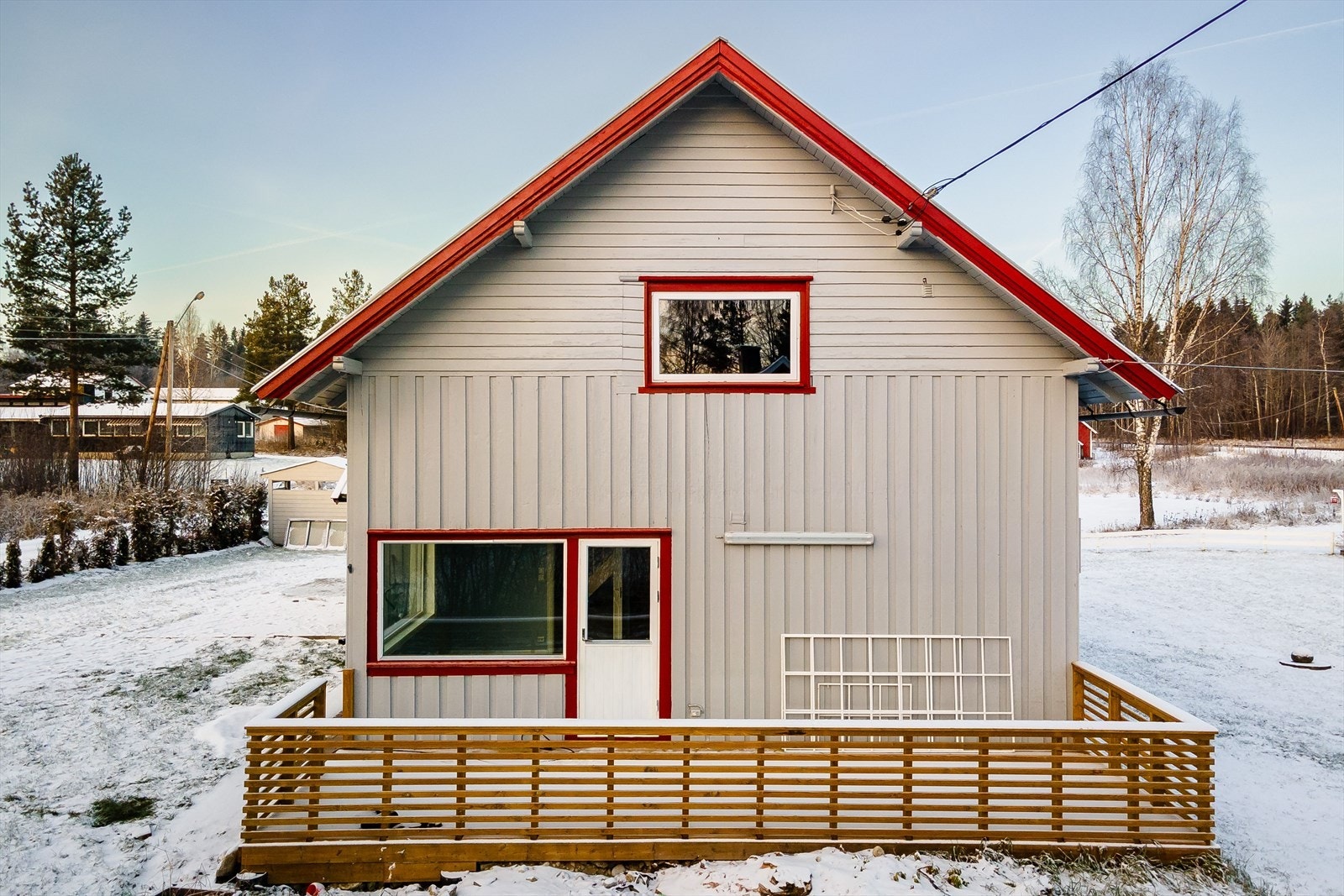 Romslig, solrik terrasse. Galleribilde