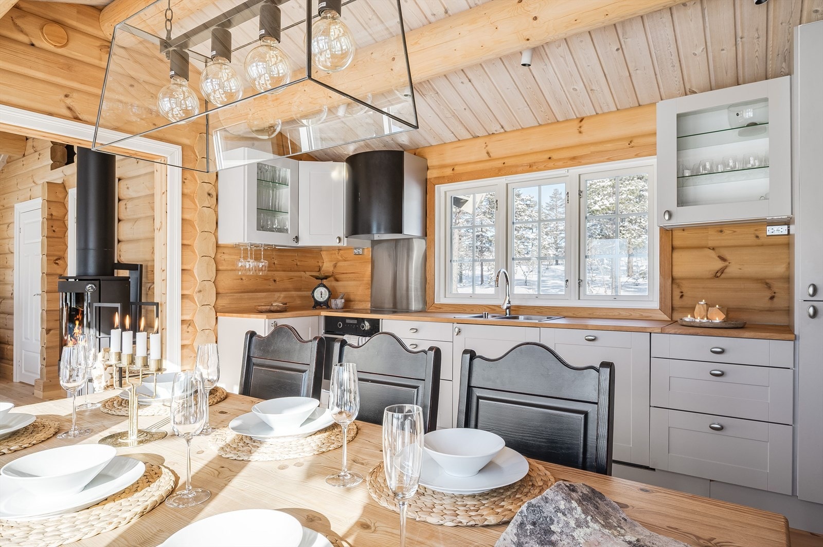 Kjøkkenet har integrert kjøl- og fryseskap, oppvaskmaskin, stekeovn og platetopp. Galleribilde