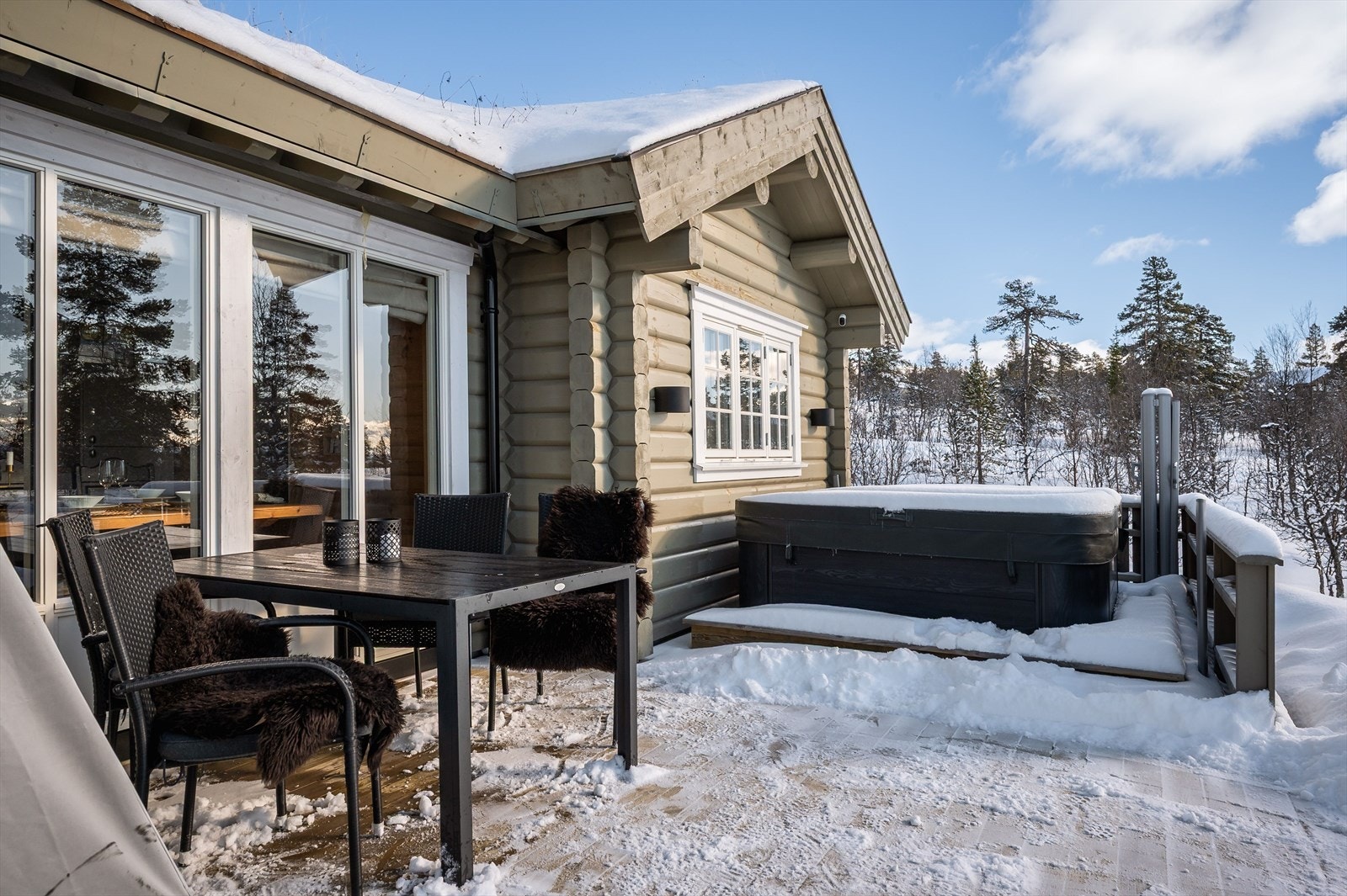 Terrassen er åpen og av god størrelse, med herlig solforhold og nydelig utsikt! Galleribilde