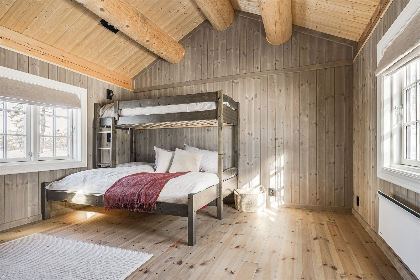 Inne i annekset er det muligheter for både flere soveplasser samt oppbevaring. Galleribilde