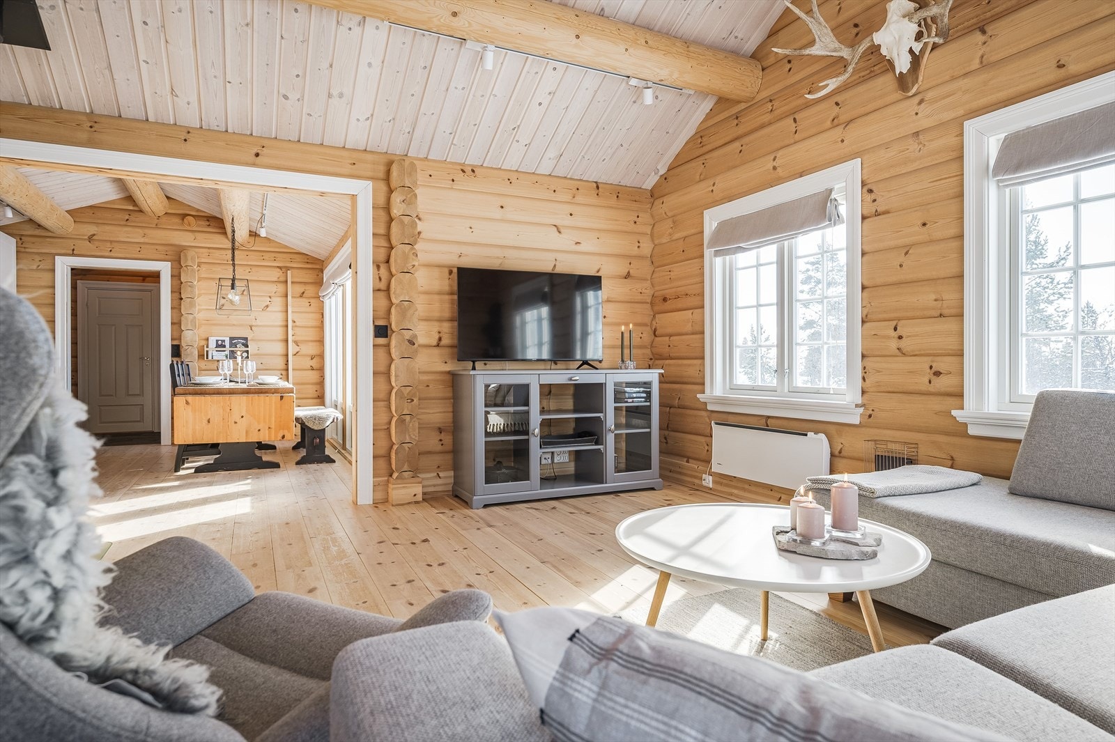 Koselig og lun stue med god takhøyde, noe som gir en luftig romfølelse. Galleribilde