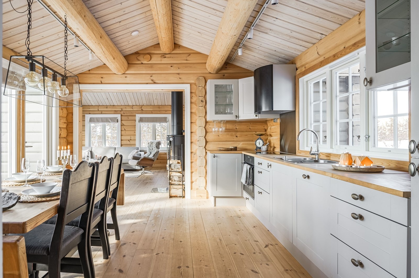 Hytta har et pent og tidløst kjøkken som har rikelig med skap- og benkeplass. Galleribilde