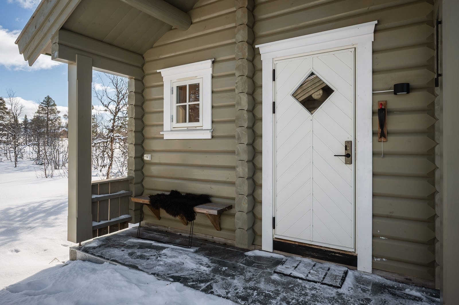 Flott, overbygget inngangsparti som gir et godt førsteinntrykk av hytta. Galleribilde