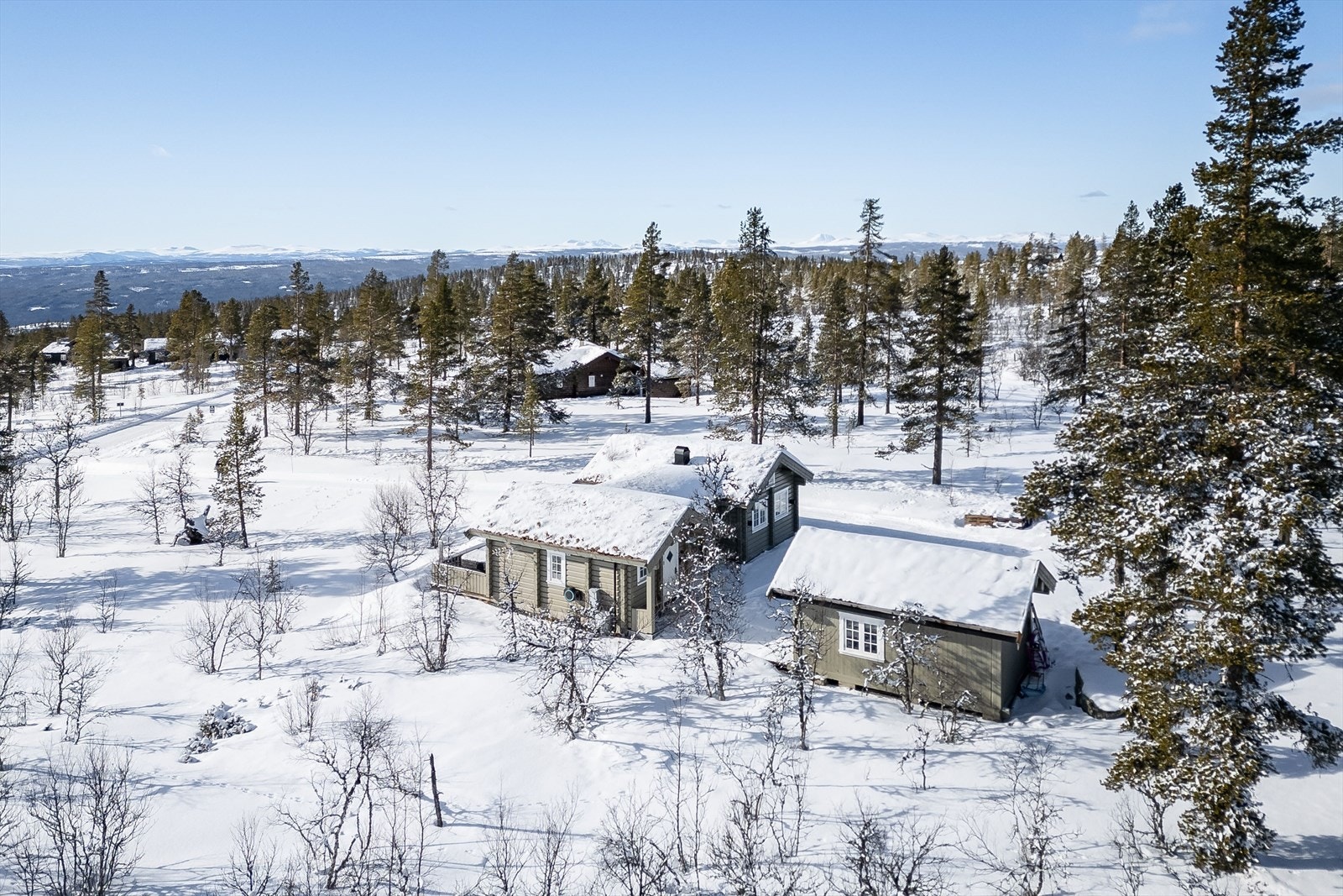 Hytta ligger i naturskjønne omgivelser, med kort vei til naturen og mange fine turopplevelser. Galleribilde