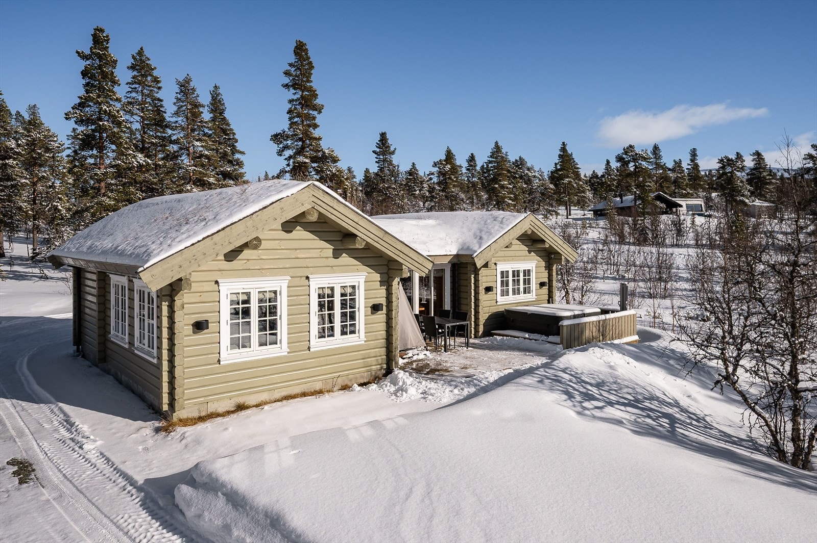 Hytta er fint plassert på Renåfjellet med svært gode solforhold. Det er ca. 10 minutter med bil til Renåfjellet Alpinsenter. Galleribilde