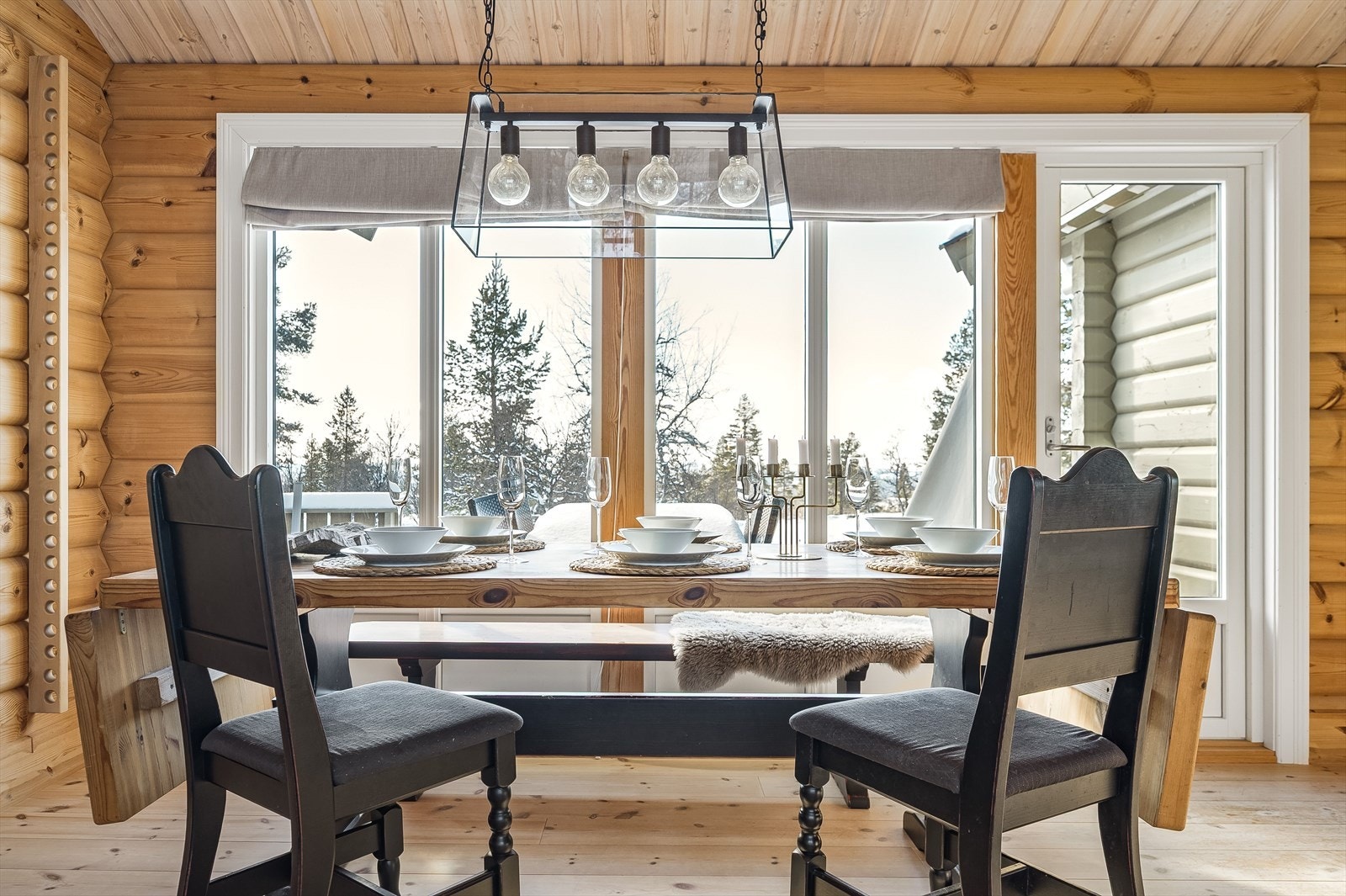 God plass til spisegruppe i tilknytning til kjøkkenet. Det er også adkomst ut til solrik terrasse fra kjøkkenet. Galleribilde