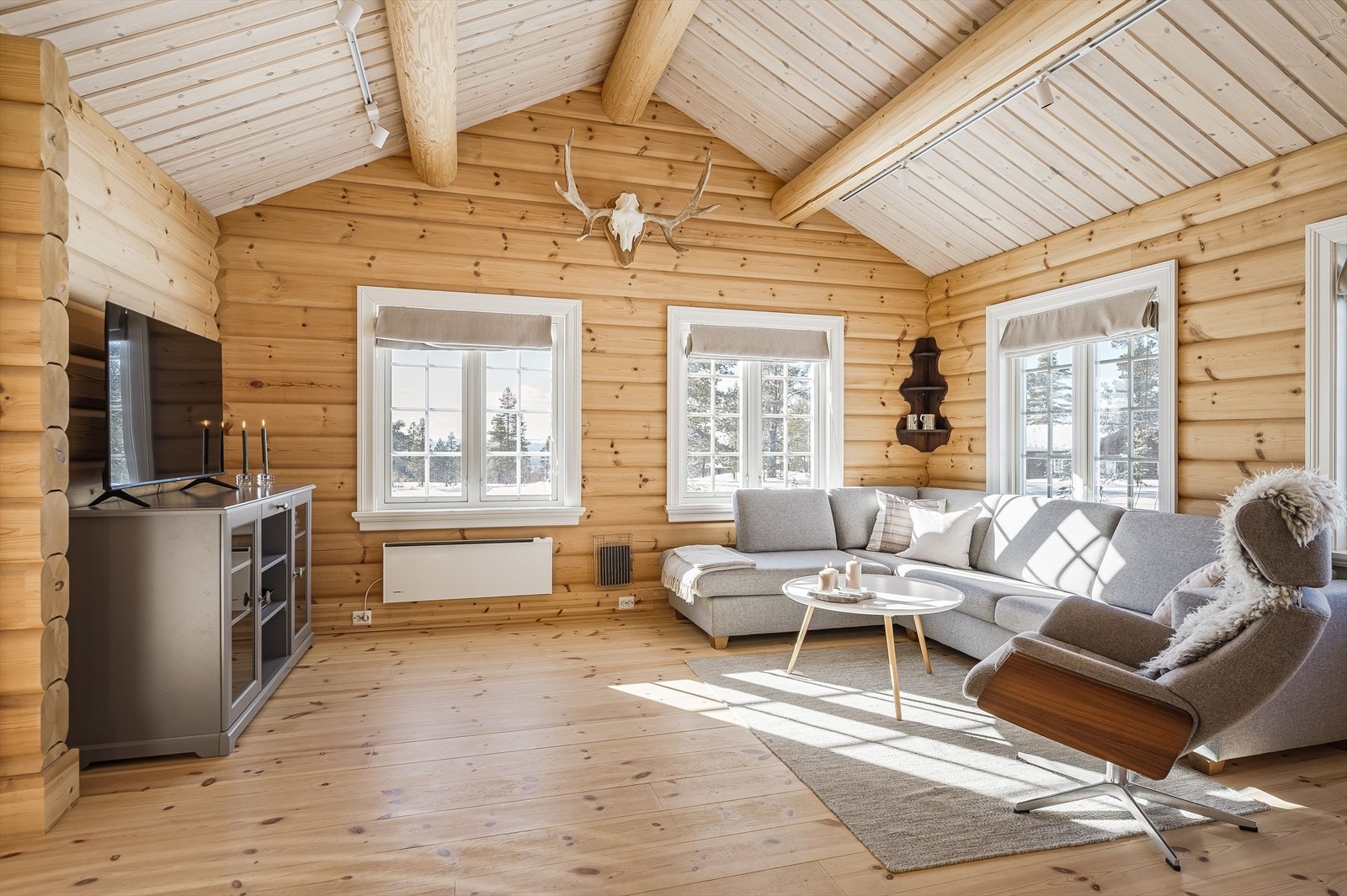 Store vindusflater også i stuen, som gir rikelig med naturlig lys og skaper en lys og luftig atmosfære. Galleribilde