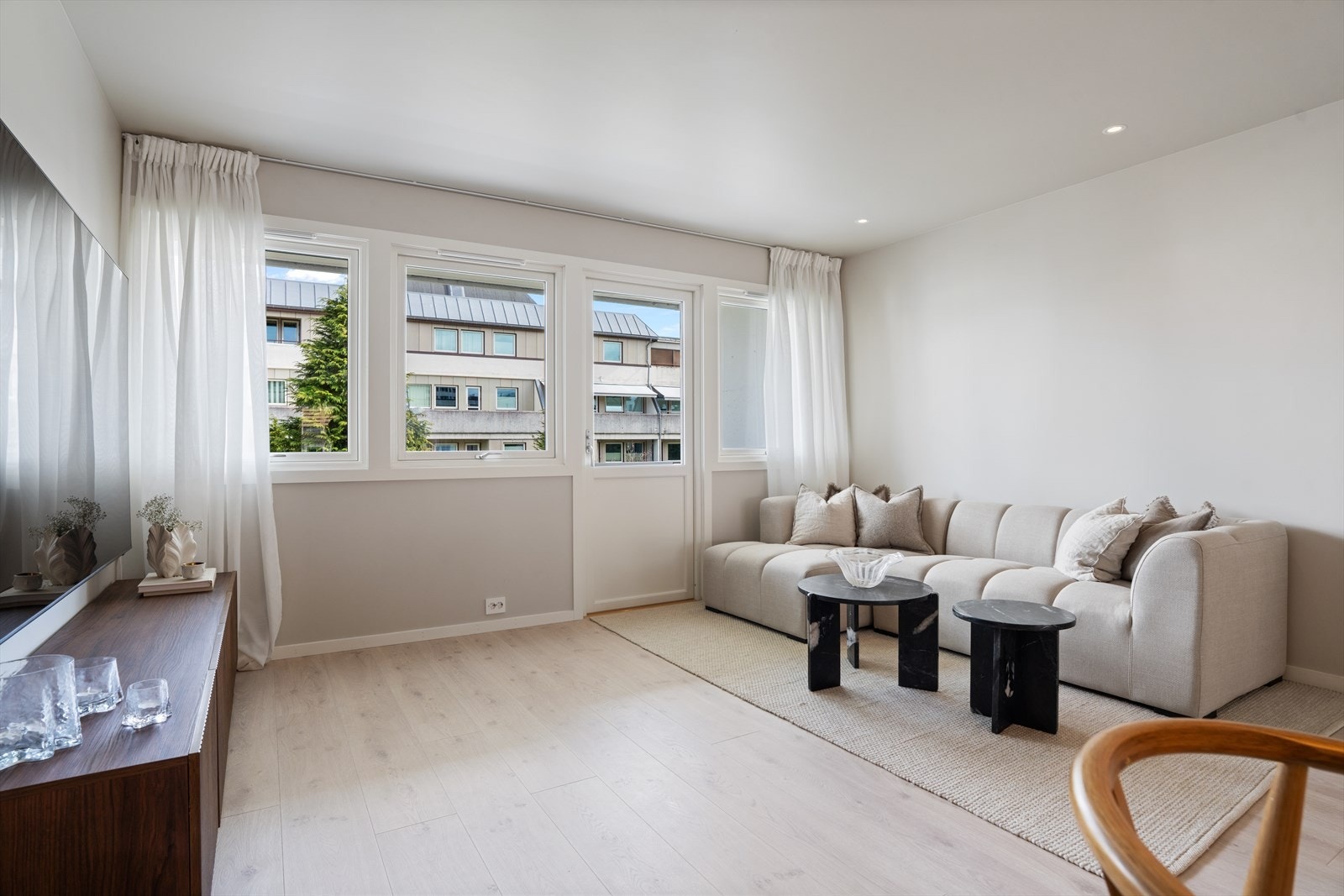 Leiligheten har hele to balkonger med gode solforhold gjennom dagen. Galleribilde