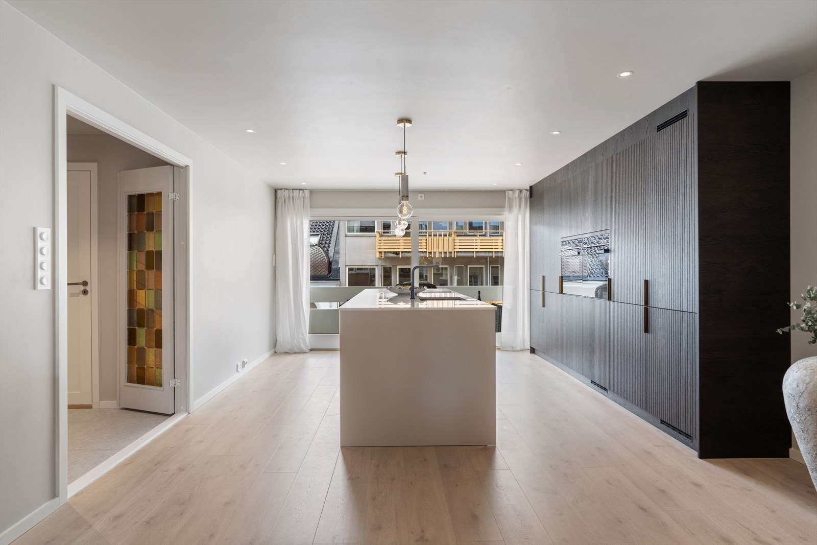 Kjøkkenet er levert av kvalitetsleverandøren Kvik og det er godt med skap- og benkeplass til matlaging. Kjøkkenet er delikat utformet med en kombinasjon av lyse fronter, mørkt tre og eksklusiv benkeplate i stein. Galleribilde