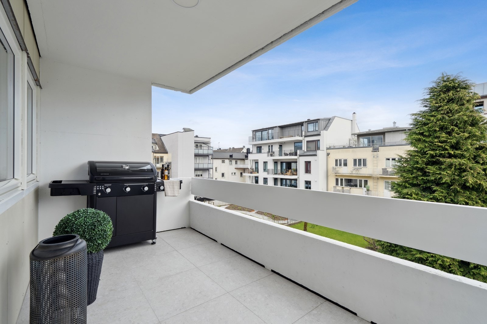 Romslig balkong mot bakgården. Galleribilde