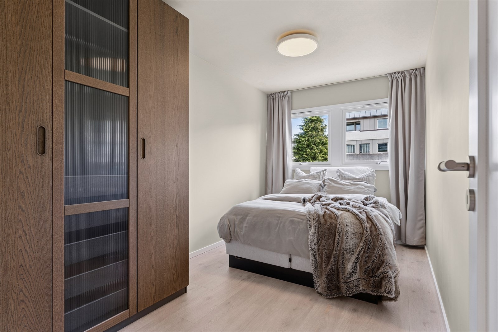 Leiligheten har tre soverom, samtlige av god størrelse med plass til seng og garderobemøbel. Galleribilde