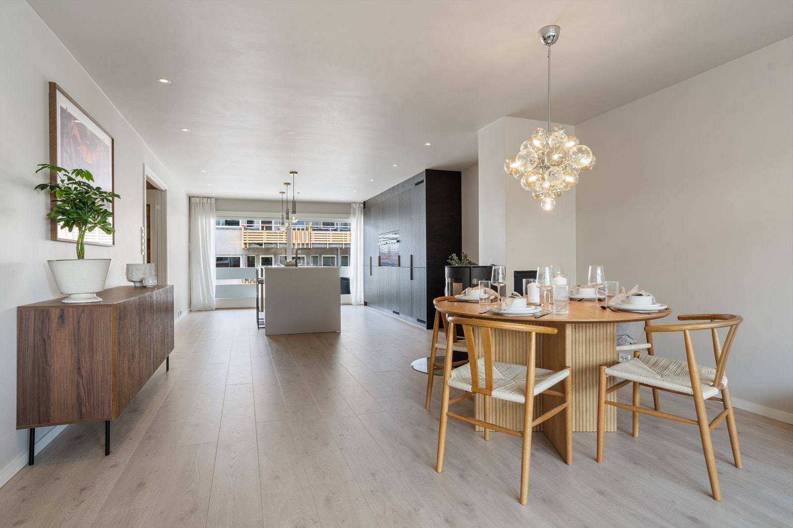 I overgangen mellom stue og kjøkken er det plass til spisebord. Perfekt for både hverdagsliv og festlige anledninger! Galleribilde