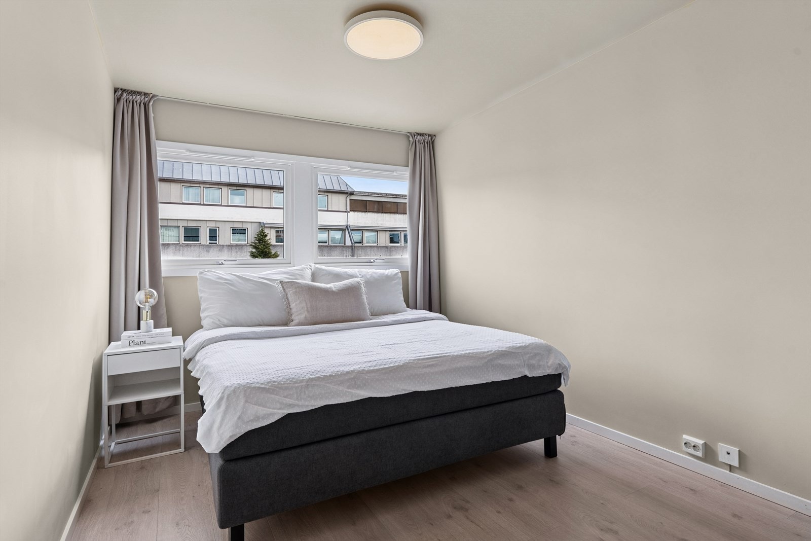 To av soverommene har medfølgende garderobeskap. Galleribilde