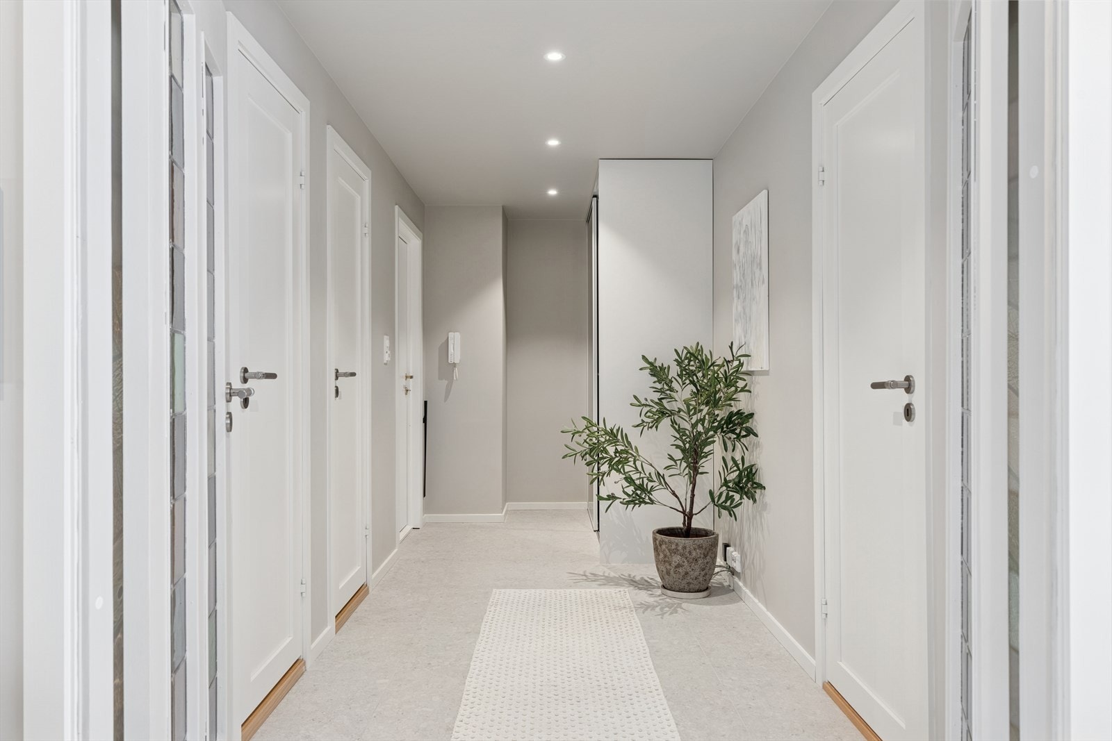 Entreen er luftig med stort, medfølgende garderobeskap. Galleribilde