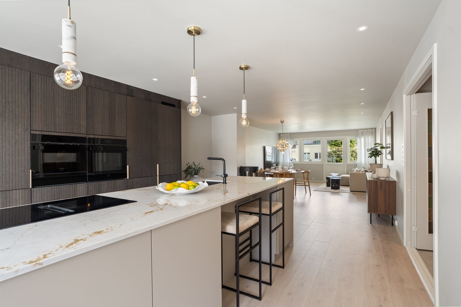 Dette er en stor totalrenovert 4-roms selveierleilighet med attraktiv beliggenhet midt i sentrum. Galleribilde