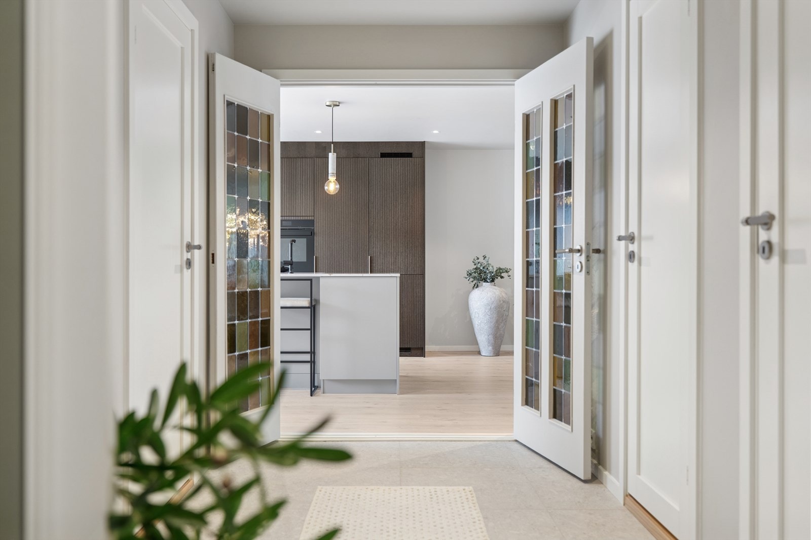 Leiligheten oppleves særs åpen og luftig med romslige rom. Galleribilde