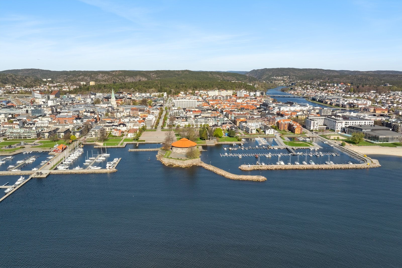 I nærområdet finner du videre Torvet, Otterdalsparken med Nupenanlegget, som er en grønn oase i byen med store gressplener og flotte fontener. Galleribilde