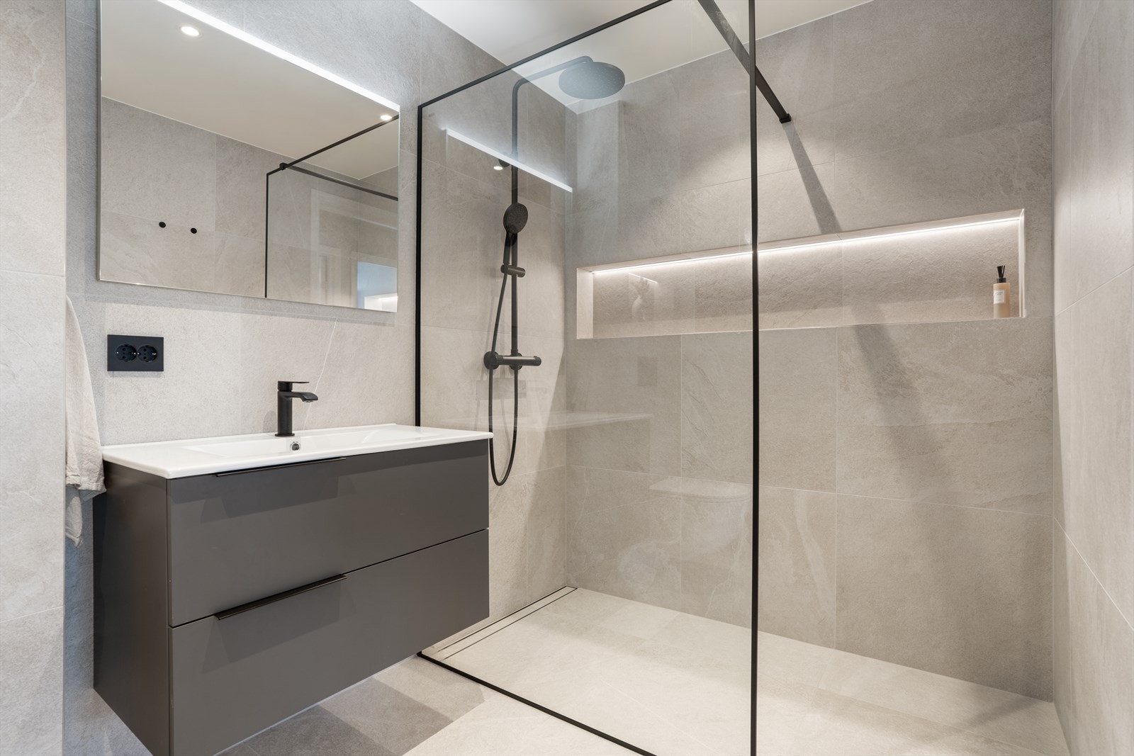 Badet ble i likhet med resten av leiligheten renovert i 2024 og fremstår moderne og tidsriktig med store, lyse fliser på gulv og vegger. Galleribilde