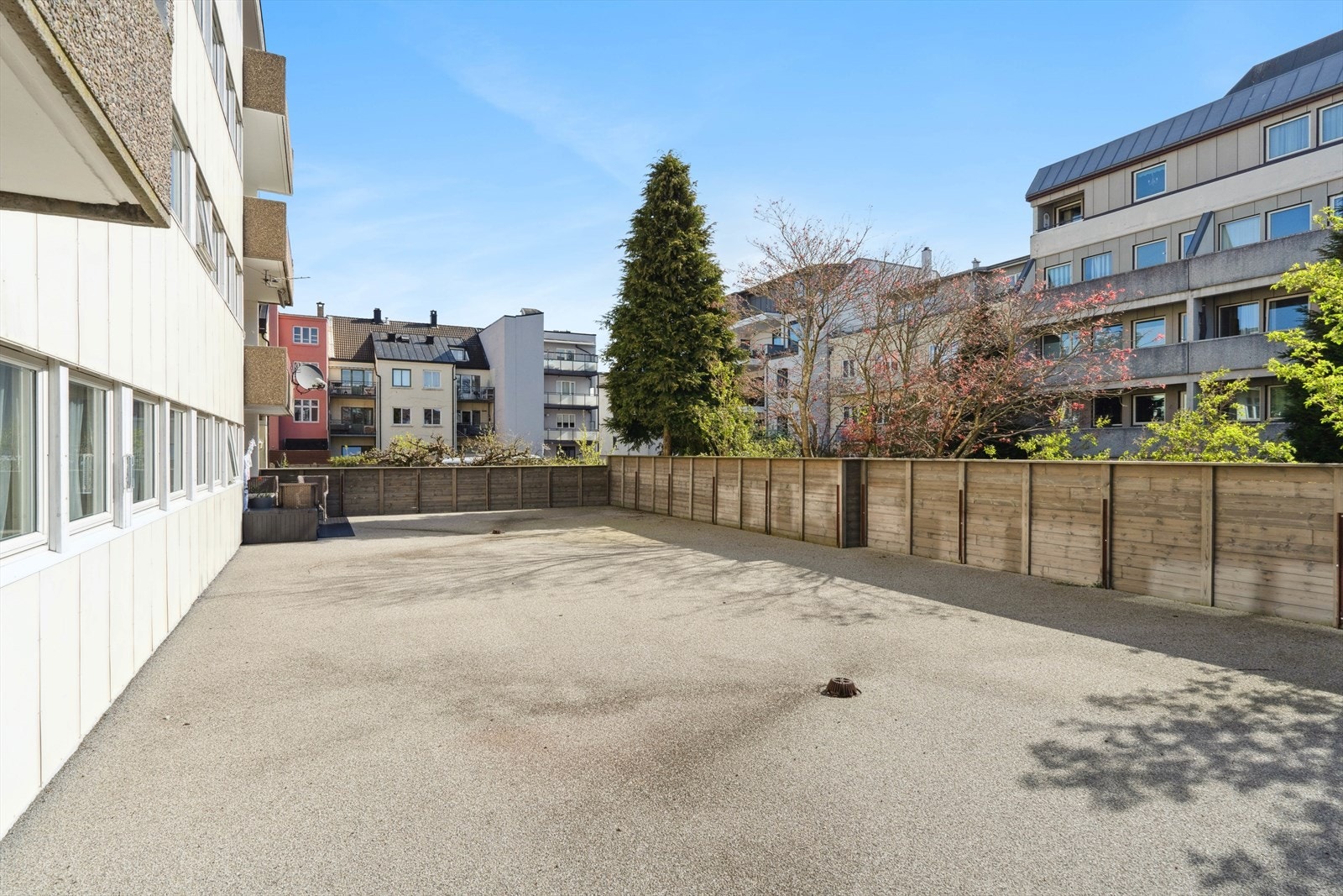 Felles bakgård. Galleribilde