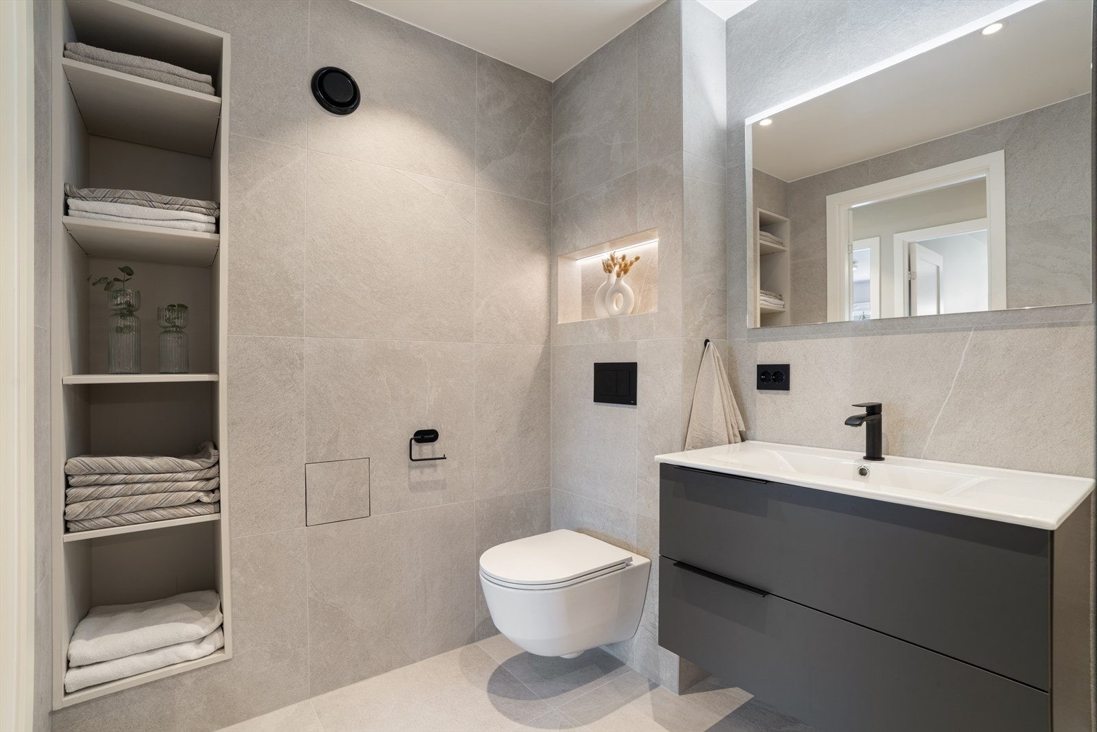 Av innredning har badet dusjnisje, servant med innredning og vegghengt toalett. Galleribilde