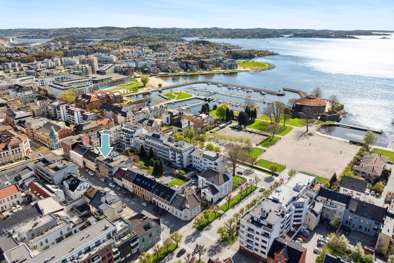 Leiligheten har en fantastisk beliggenhet midt i smørøyet i Kristiansand sentrum - I Kvadraturen, like ved Bystranda og Markens gate. Galleribilde