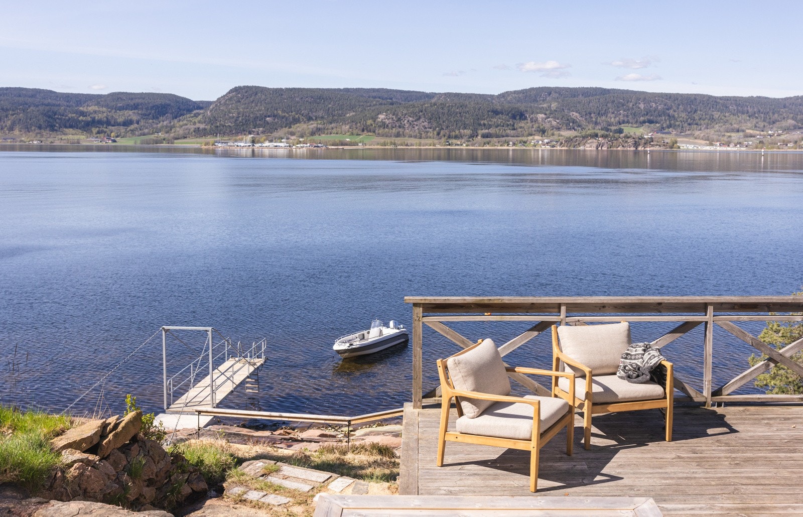 Velkommen til en stor og usjenert fritidseiendom med velholdt hytte, strandlinje og brygge med båtplass. Tomten ligger skrånende mot fjorden i vest, noe som gir flotte solforhold og nydelig fjordutsikt. Galleribilde