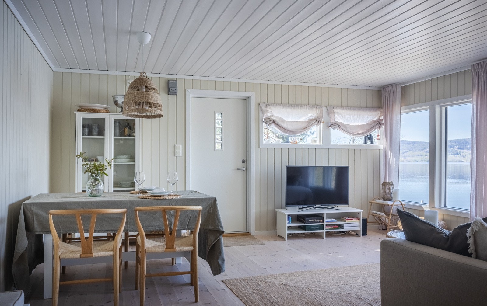 Stuesonen har god plass til både sofagruppe og spisebord. Galleribilde