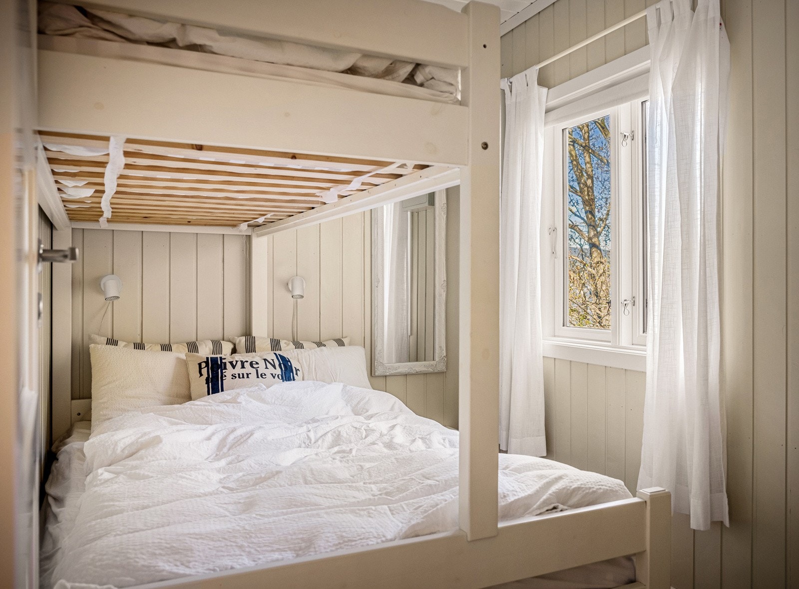 Hytta har to gode soverom, begge lyse og fine med mulighet for flere sengeplasser. Rommene har lyse tregulv, panelvegger malt i en behagelig beigefarge og hvitmalt panelhimling. Galleribilde