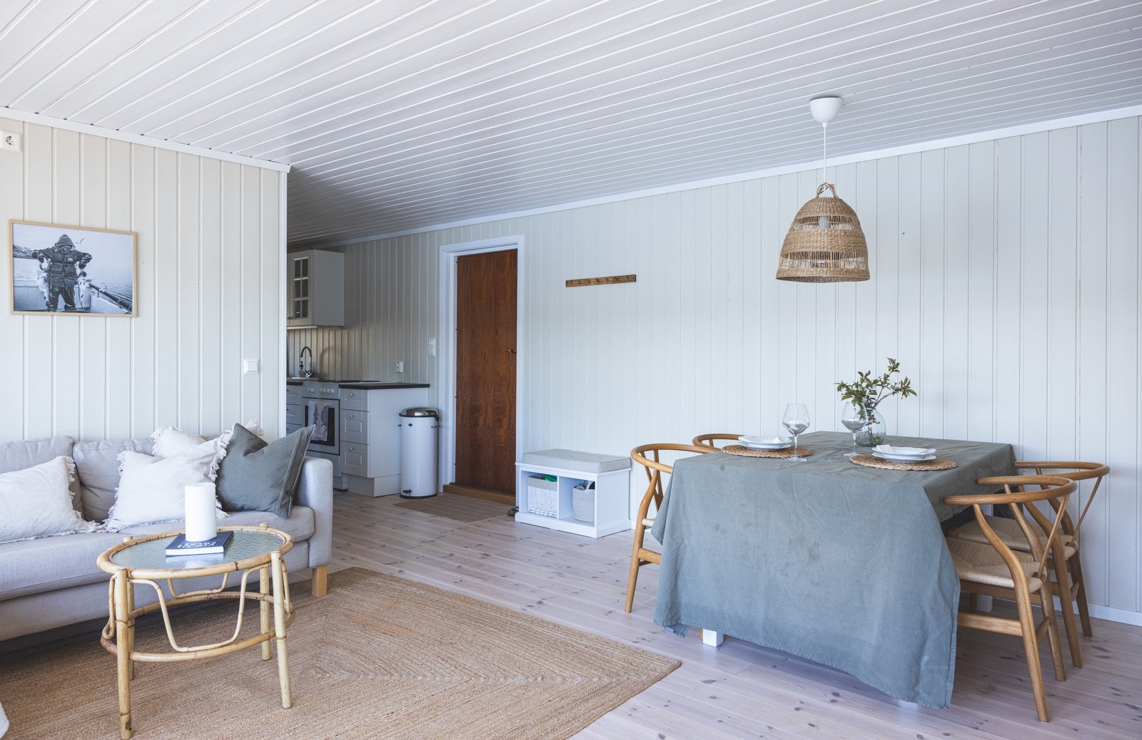 Hele hytta ble pusset opp i 2010 og har lysmalte panelvegger, hvitmalt panelhimling og lyse tregulv. Galleribilde