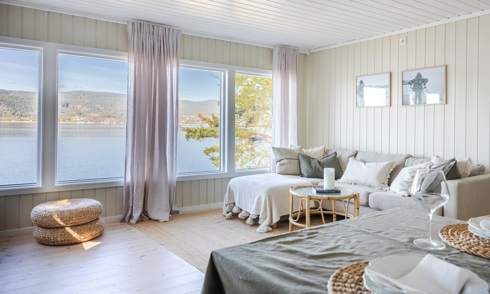 Hytta har direkte inngang til stuen, som ligger i åpen løsning med kjøkkenet. Galleribilde