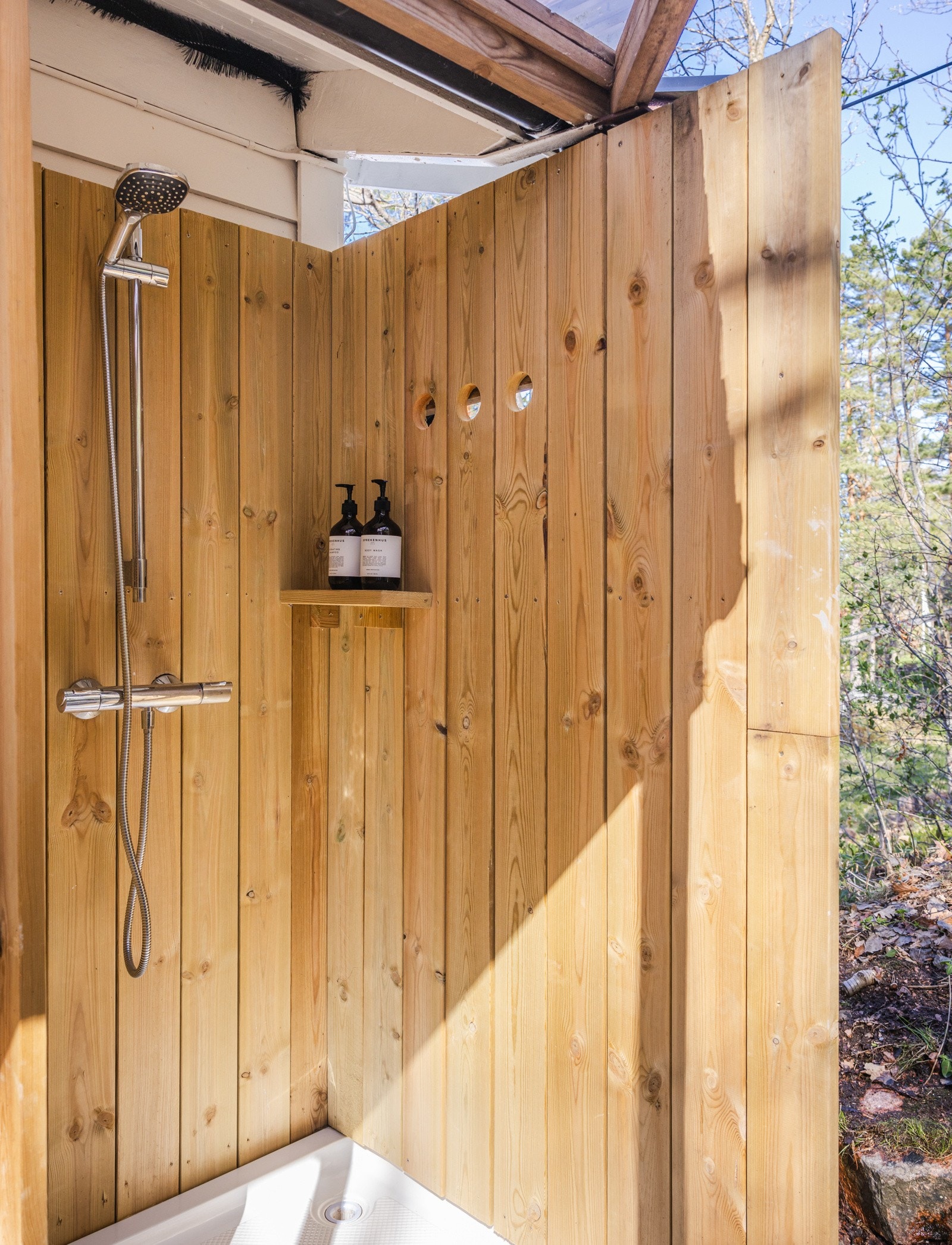 På baksiden av hytta er det en overbygd markterrasse på ca. 15 kvm med benkeskap, vaskekum, sommervann, samt dusjhjørne med kabinettbunn og levegger i tre. Galleribilde