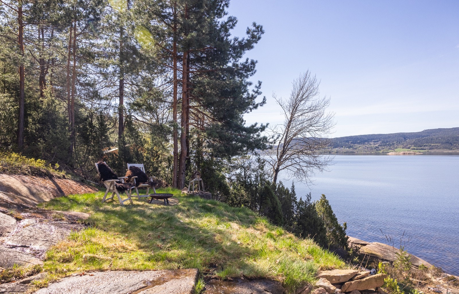 Det er flere idylliske sitteplasser på eiendommen. Galleribilde