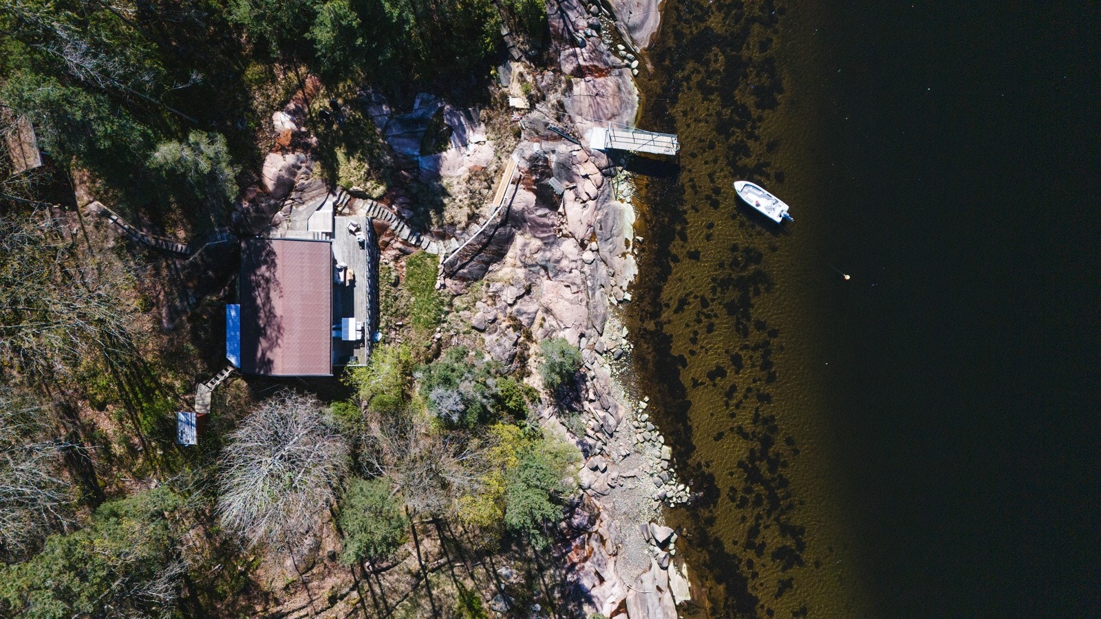 Fritidseiendommen ligger i idylliske omgivelser ved fjorden, ca. 3,8 kilometer syd for Klokkarstua i Asker kommune. Galleribilde