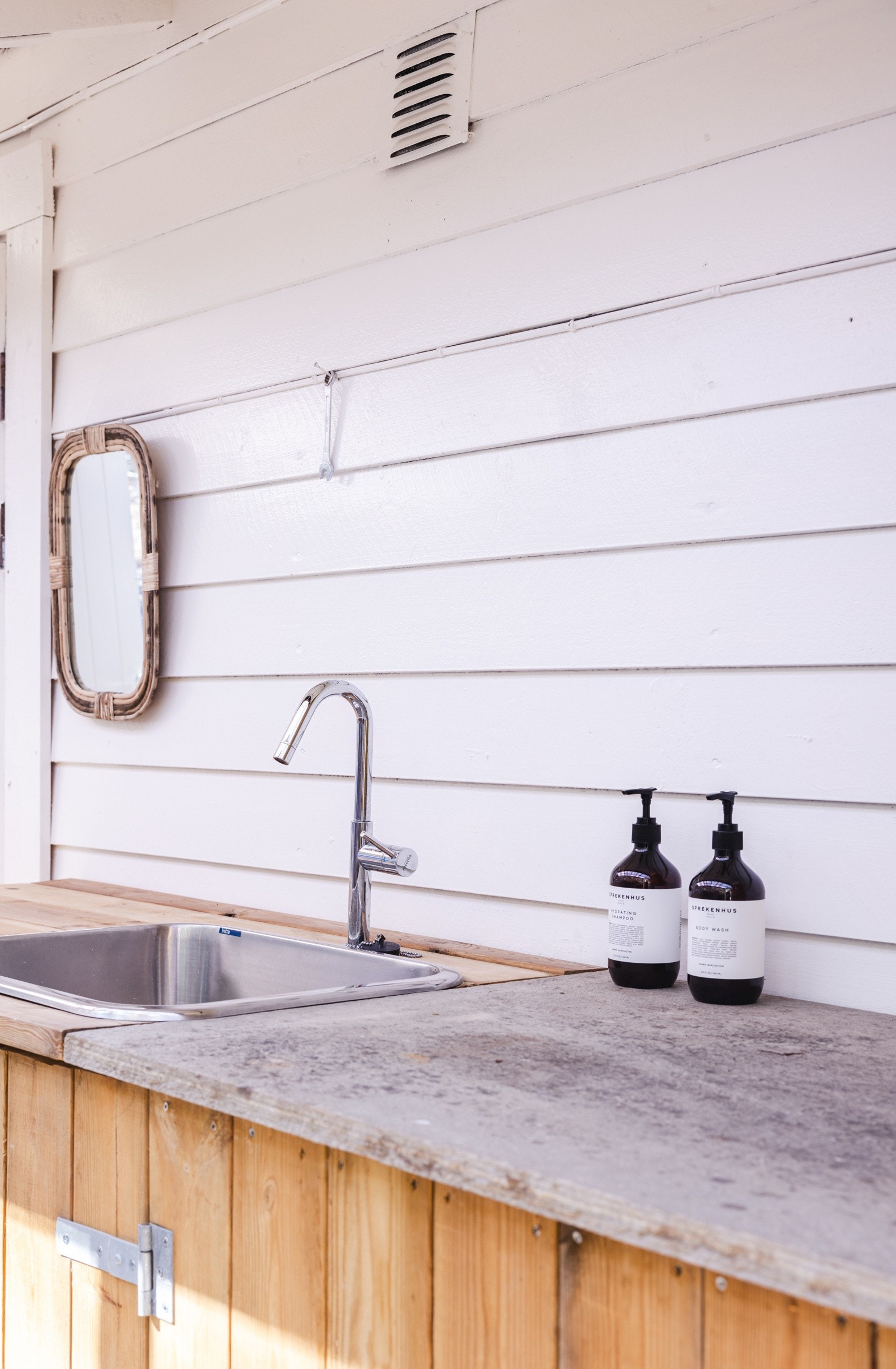 På baksiden av hytta er det en overbygd markterrasse på ca. 15 kvm med benkeskap, vaskekum, sommervann, samt dusjhjørne med kabinettbunn og levegger i tre Galleribilde