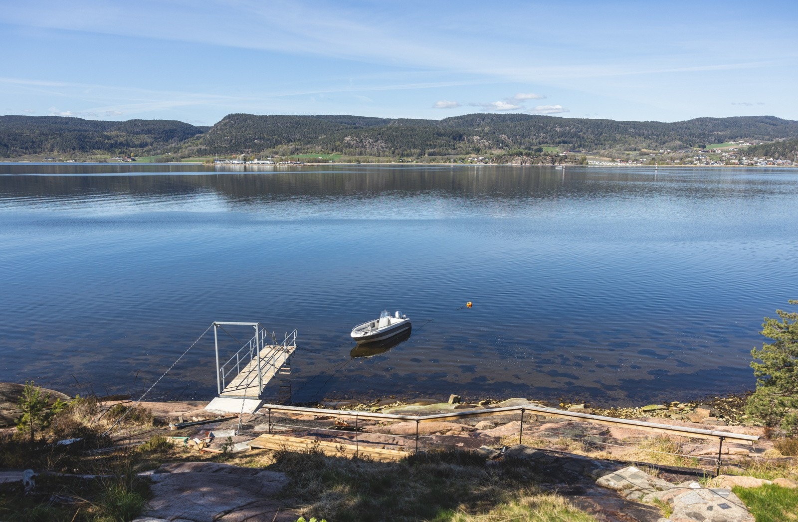 Hytta har egen brygge og båtplass. Galleribilde