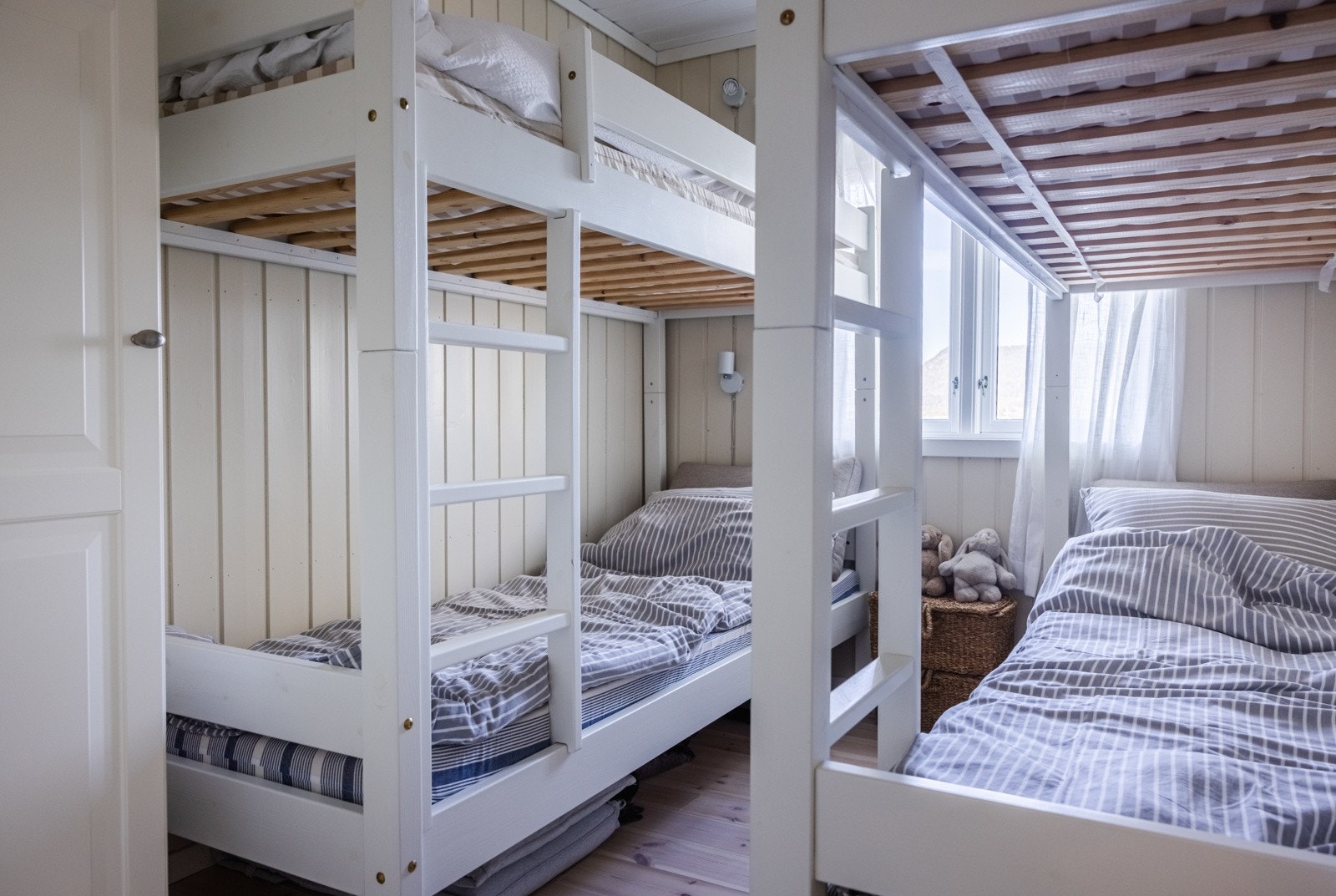 Rommene har lyse tregulv, panelvegger malt i en behagelig beigefarge og hvitmalt panelhimling. Galleribilde