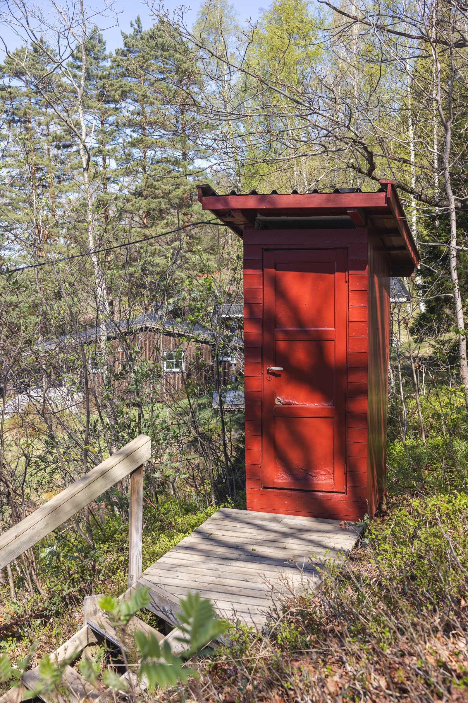 I tillegg har eiendommen en utedo i bakkant av hytta. Galleribilde