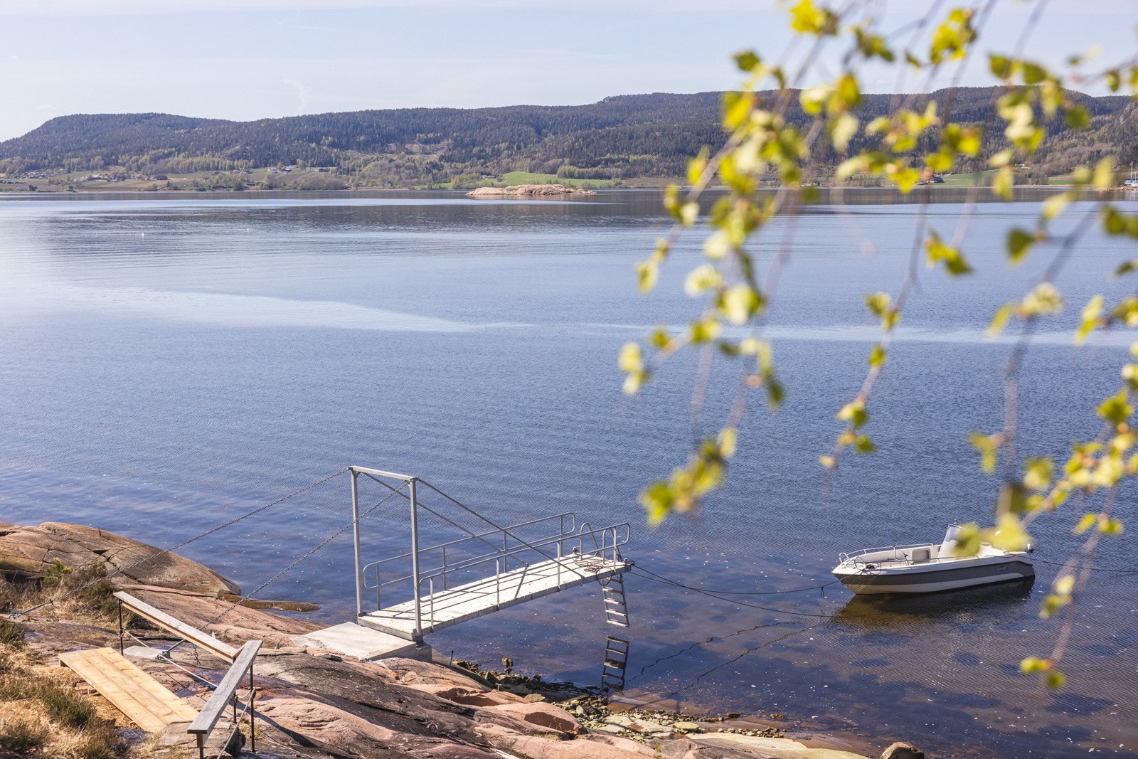 Alt ligger til rette for bading, båtliv, krabbefiske fra egen brygge og late dager i solen. Galleribilde