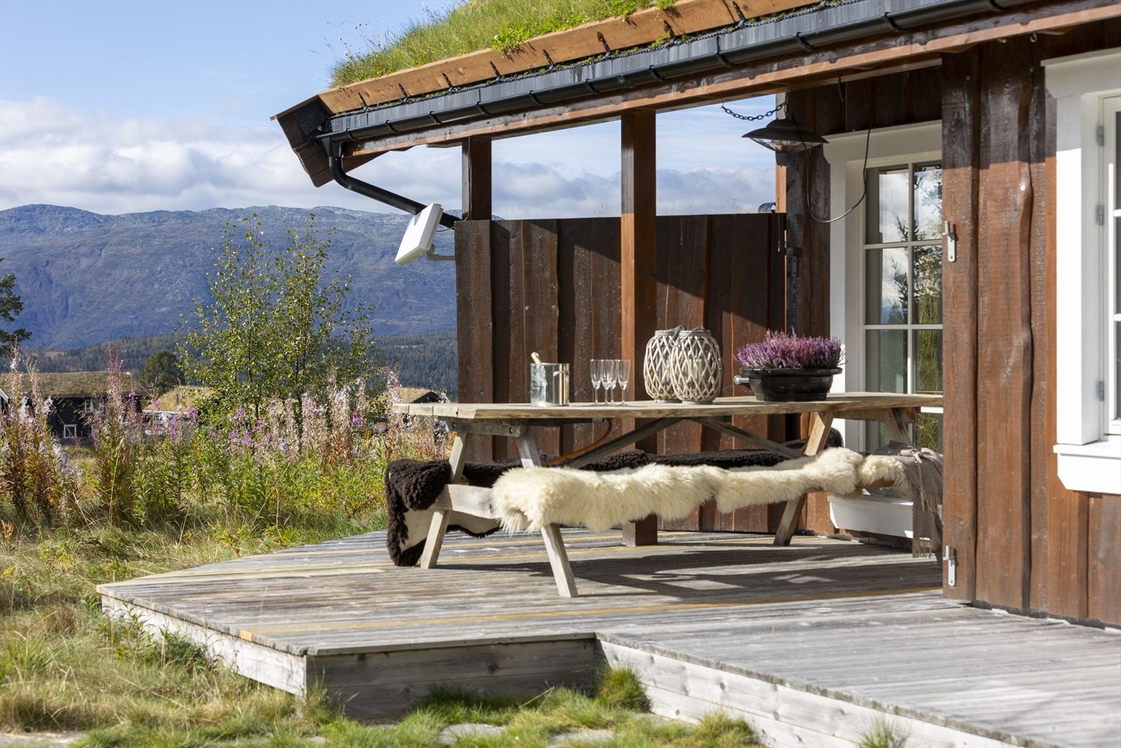 Dels overbygget terrasse med fin utsikt mot Raulandsfjell. Galleribilde