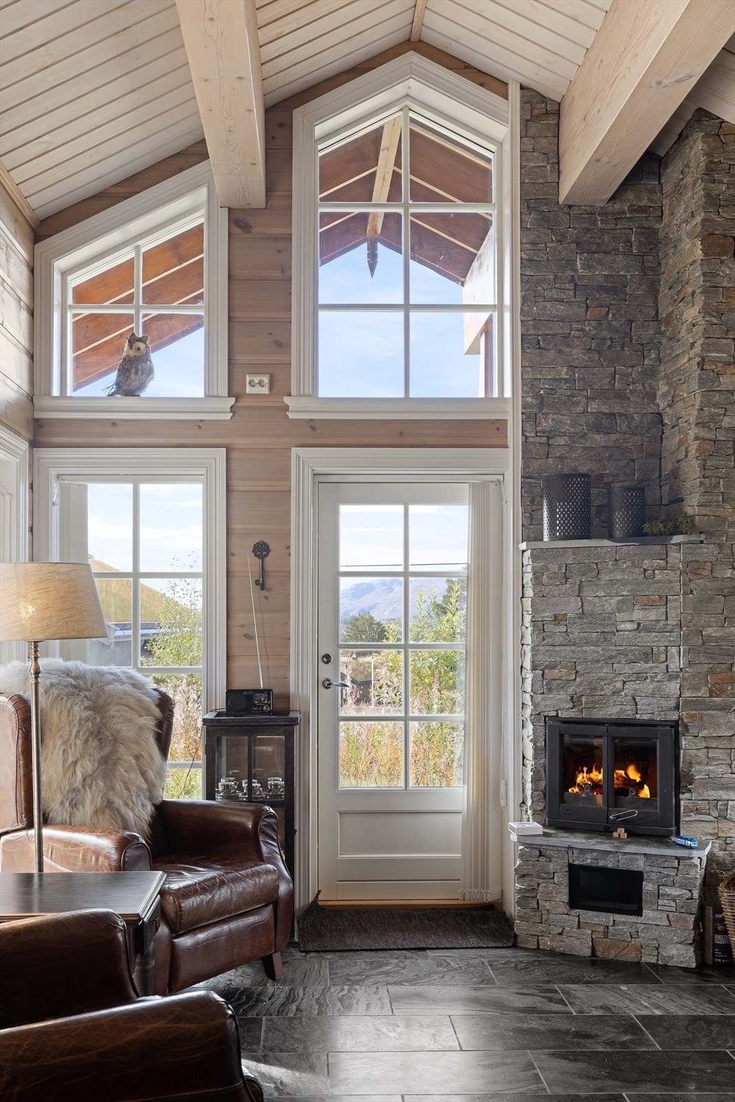 Stue med flott peis og utgang til terrassen. Galleribilde