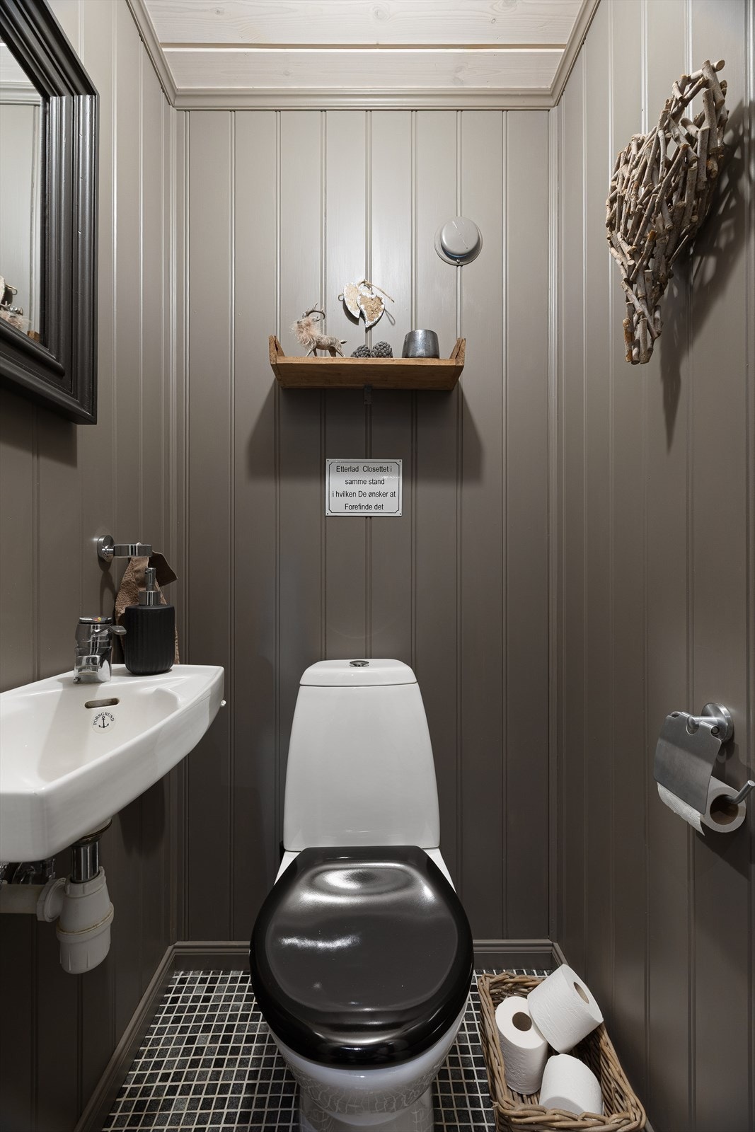 Praktisk gjestetoalett med servant. Galleribilde