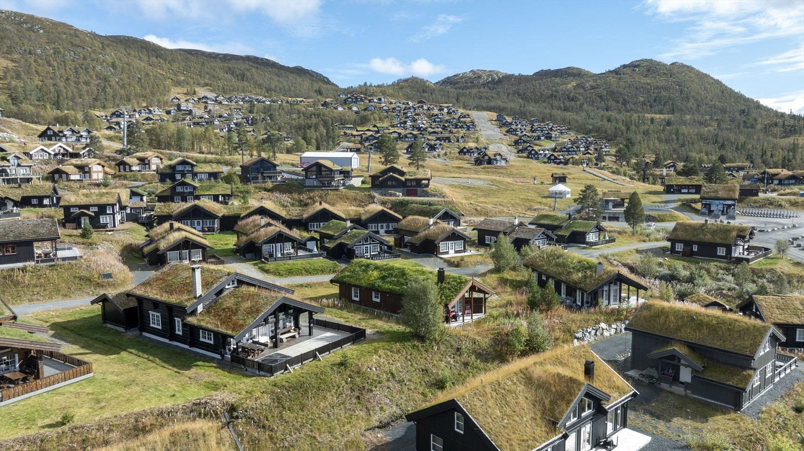 Fra hytta kan du spenne på deg langrennsskia og ta turen inn i Silkedalen. De oppkjørte løypene starter like bak hytta, eller rett og slett ta heisen til toppen og videre rett inn i Silkedalen. Galleribilde